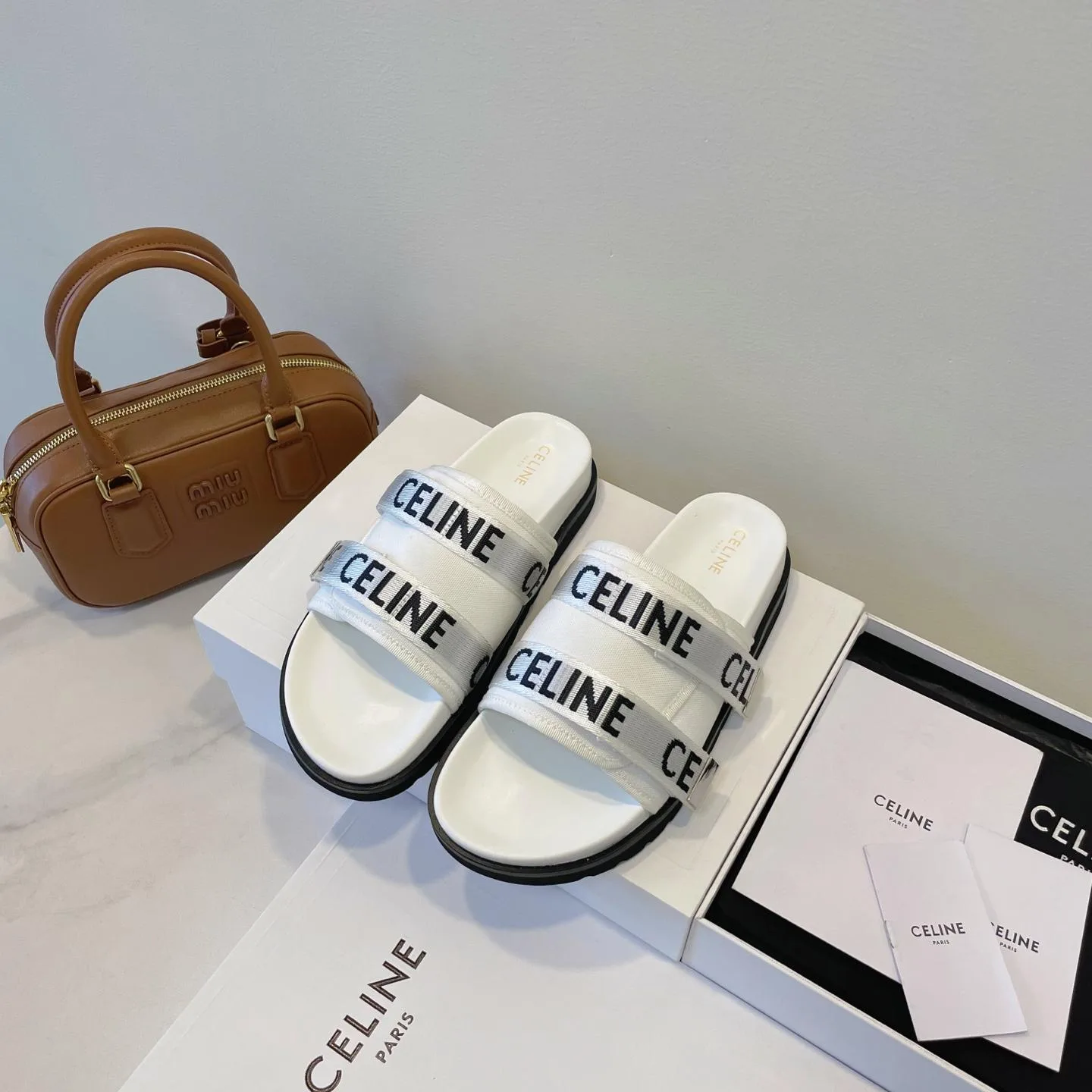 CELINE ピーテオ ストラッピーサンダル セリーヌ スーパーコピー ホワイト CELINE ピーテオ ストラッピーサンダル セリーヌ スーパーコピー ホワイト