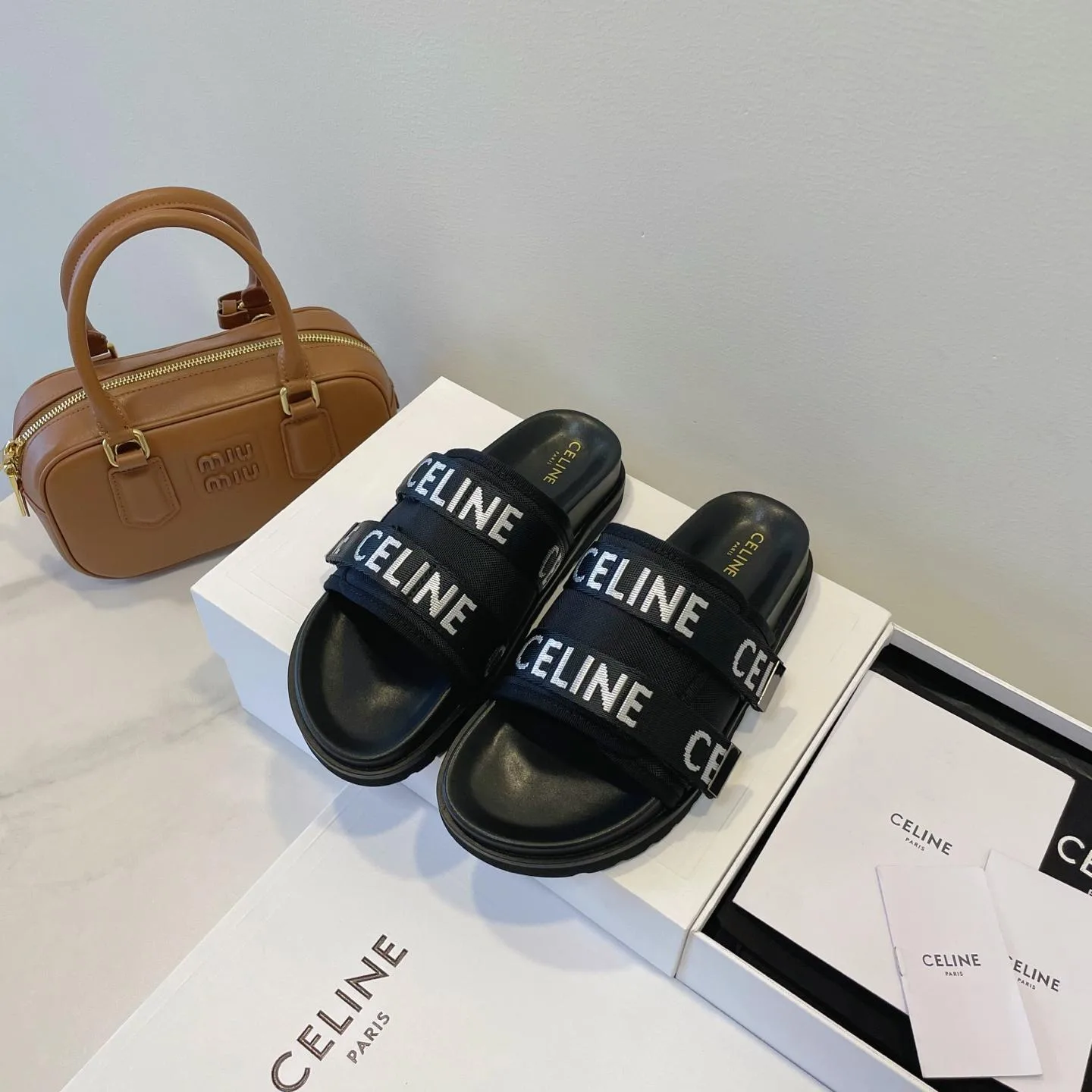 CELINE ピーテオ ストラッピーサンダル セリーヌ スーパーコピー ブラック CELINE ピーテオ ストラッピーサンダル セリーヌ スーパーコピー ブラック