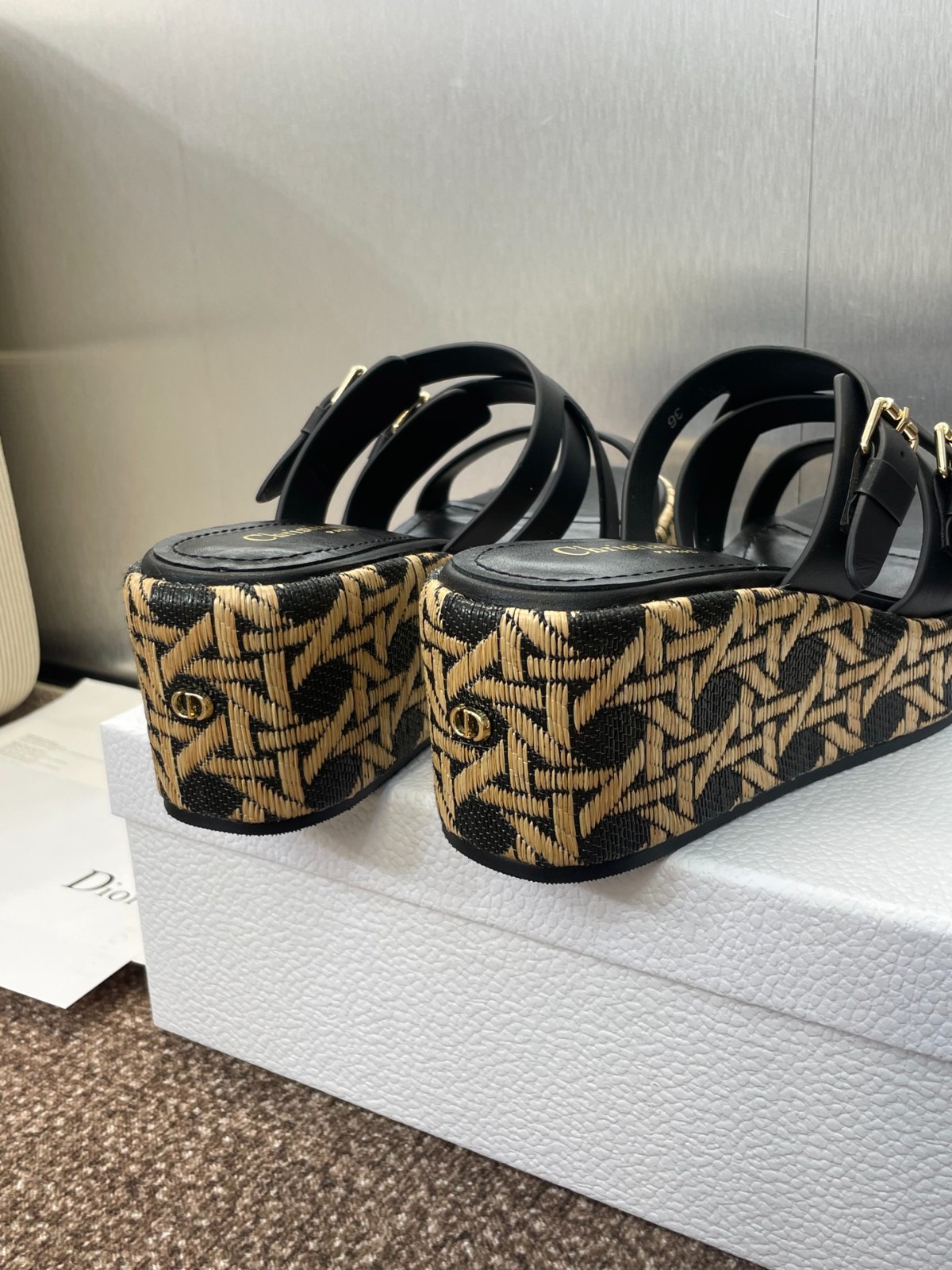 【★国内発送★】L'Amazone Dior ウェッジスライドサンダル L'Amazone Dior Wedge Slide Black Calfskin and Natural