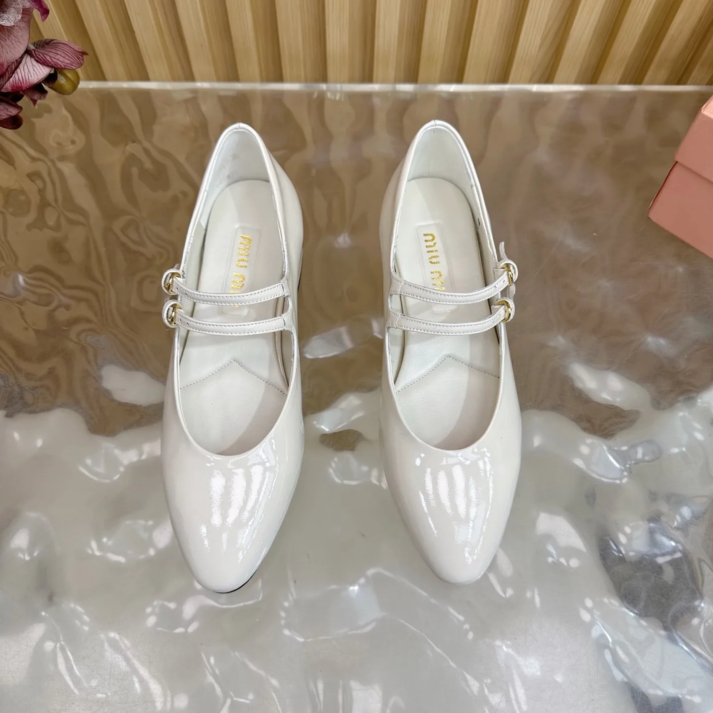 パテントレザー パンプス バックル付き ミュウミュウ スーパーコピー ホワイト