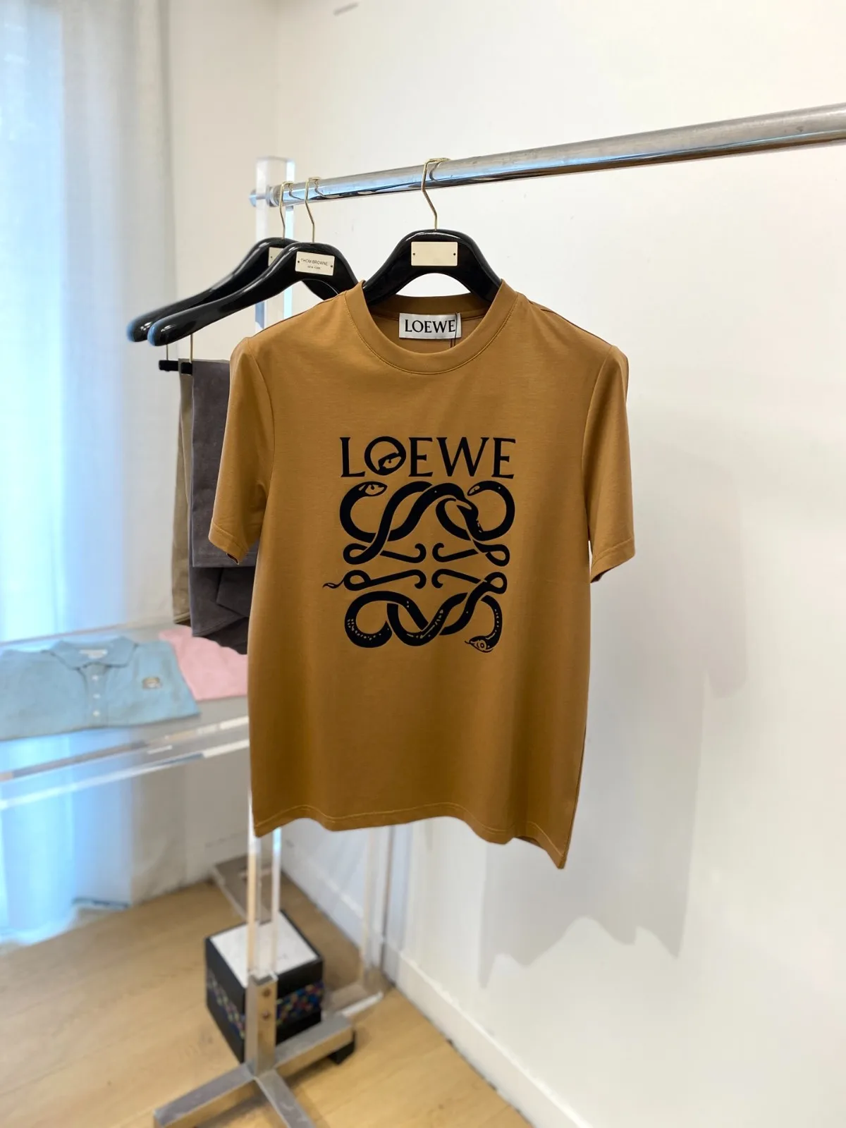 ロエベ Tシャツ 偽物 定番 ロゴ入り 半袖Tシャツ クルーネック ブラウン ロエベ Tシャツ 偽物 定番 ロゴ入り 半袖Tシャツ クルーネック ブラウン