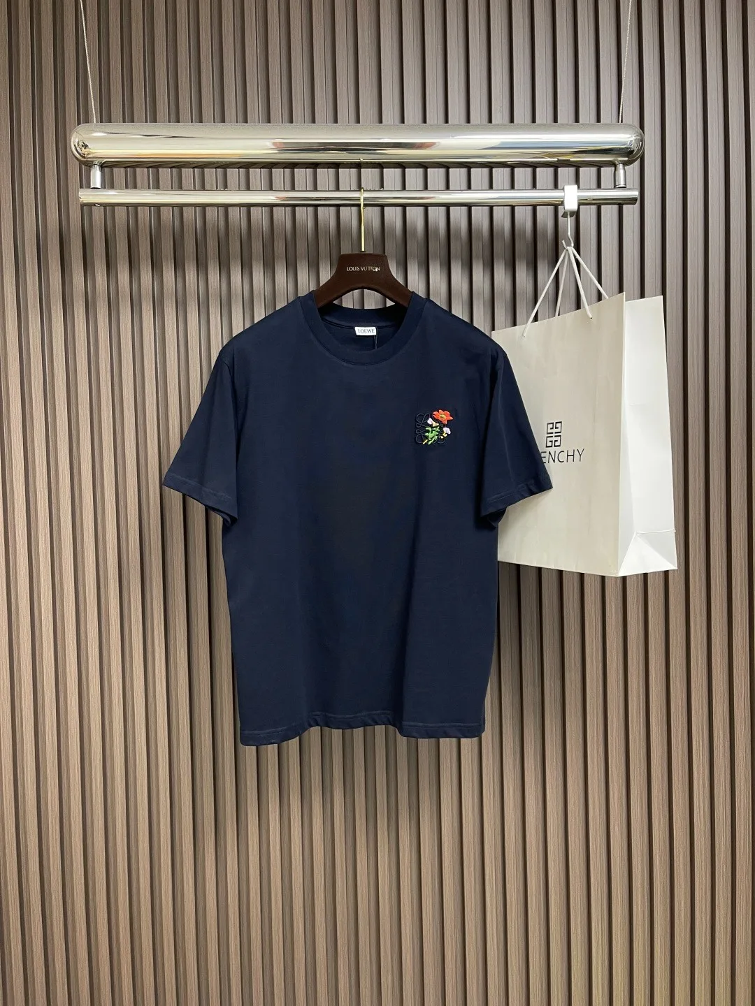 シンプル アナグラム刺繍 クルーネック ロエベ Tシャツ 偽物 コットン ネイビー シンプル アナグラム刺繍 クルーネック ロエベ Tシャツ 偽物 コットン ネイビー