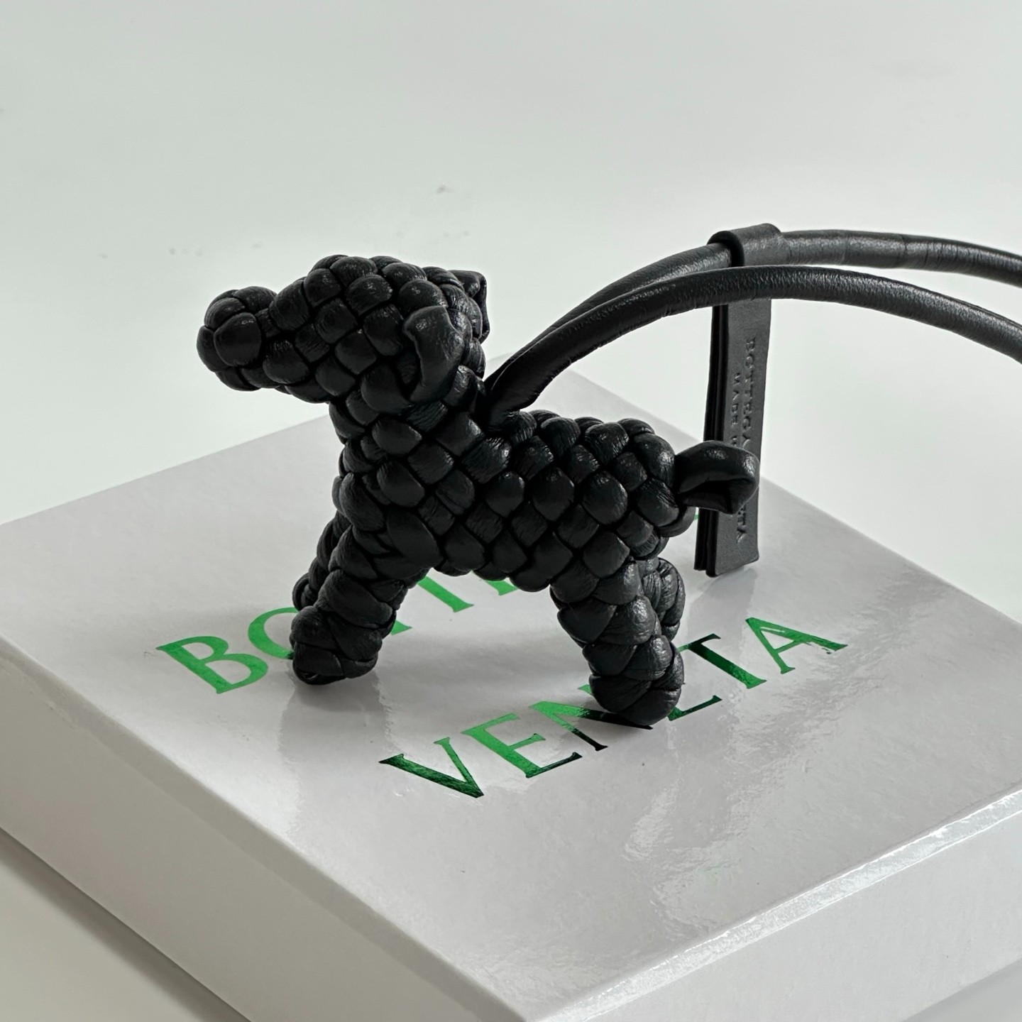 ボッテガヴェネタ ジョンジョンモチーフ ドッグ チャーム スーパー