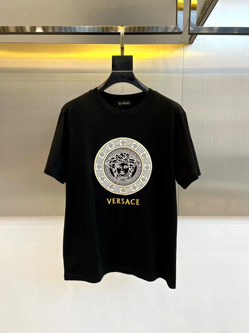 刺繍入り コットン 半袖Tシャツ ヴェルサーチェ Tシャツ 偽物 クルーネック ブラック 刺繍入り コットン 半袖Tシャツ ヴェルサーチェ Tシャツ 偽物 クルーネック ブラック
