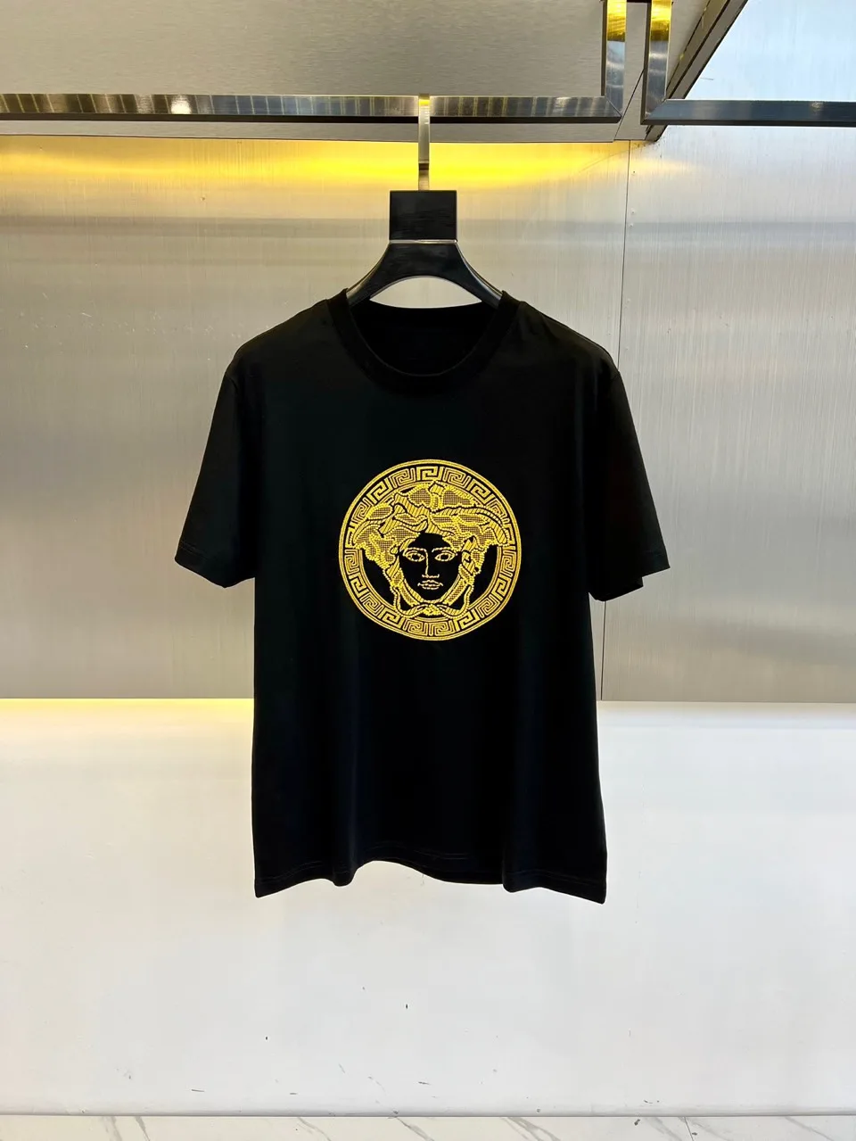 目を引く 刺繍入り 半袖Tシャツ ヴェルサーチェ Tシャツ 偽物 コットン ブラック 目を引く 刺繍入り 半袖Tシャツ ヴェルサーチェ Tシャツ 偽物 コットン ブラック