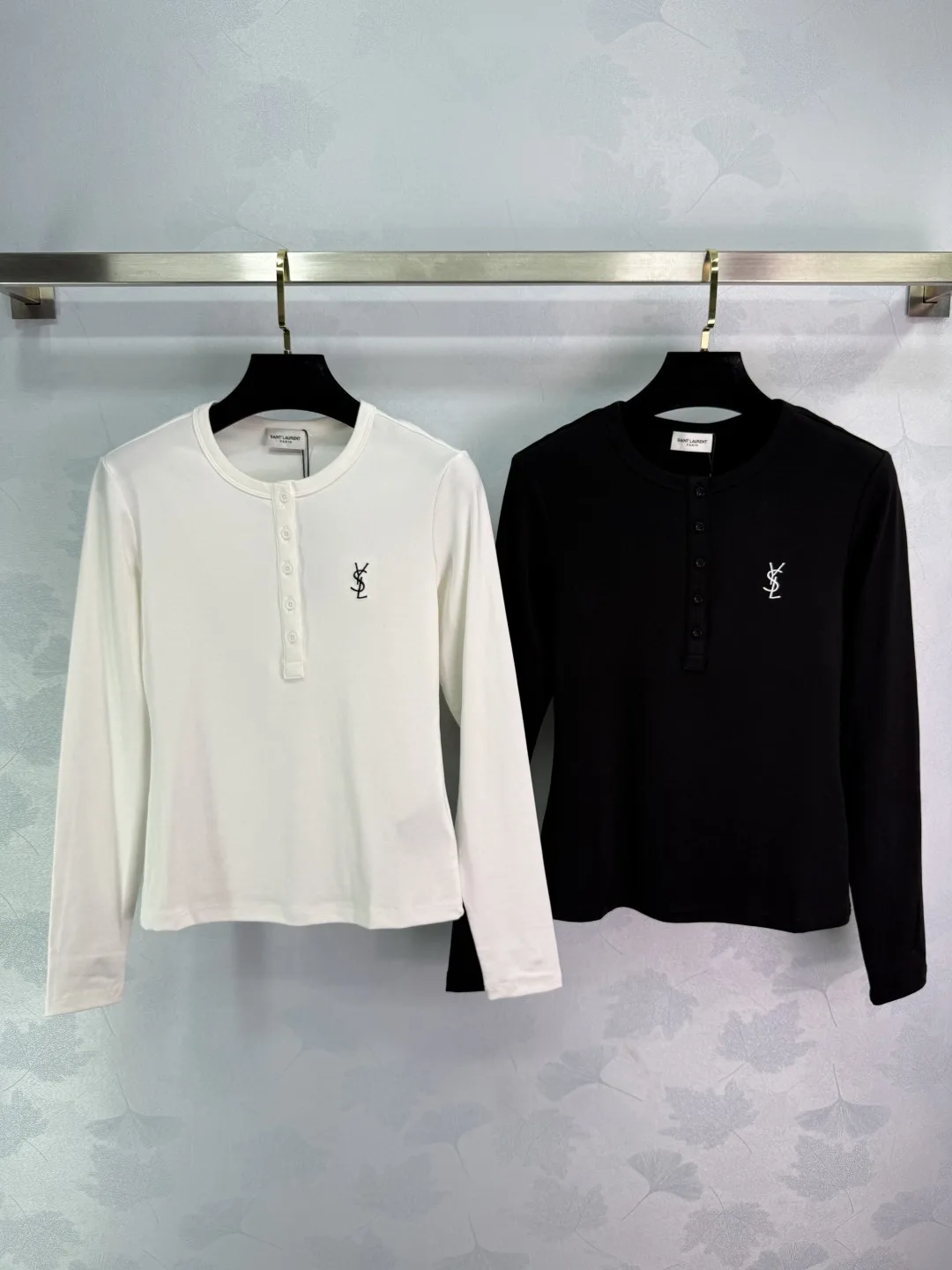 大人カジュアル ヘンリーネック 長袖Tシャツ イヴ・サンローラン Tシャツ 偽物 大人カジュアル ヘンリーネック 長袖Tシャツ イヴ・サンローラン Tシャツ 偽物