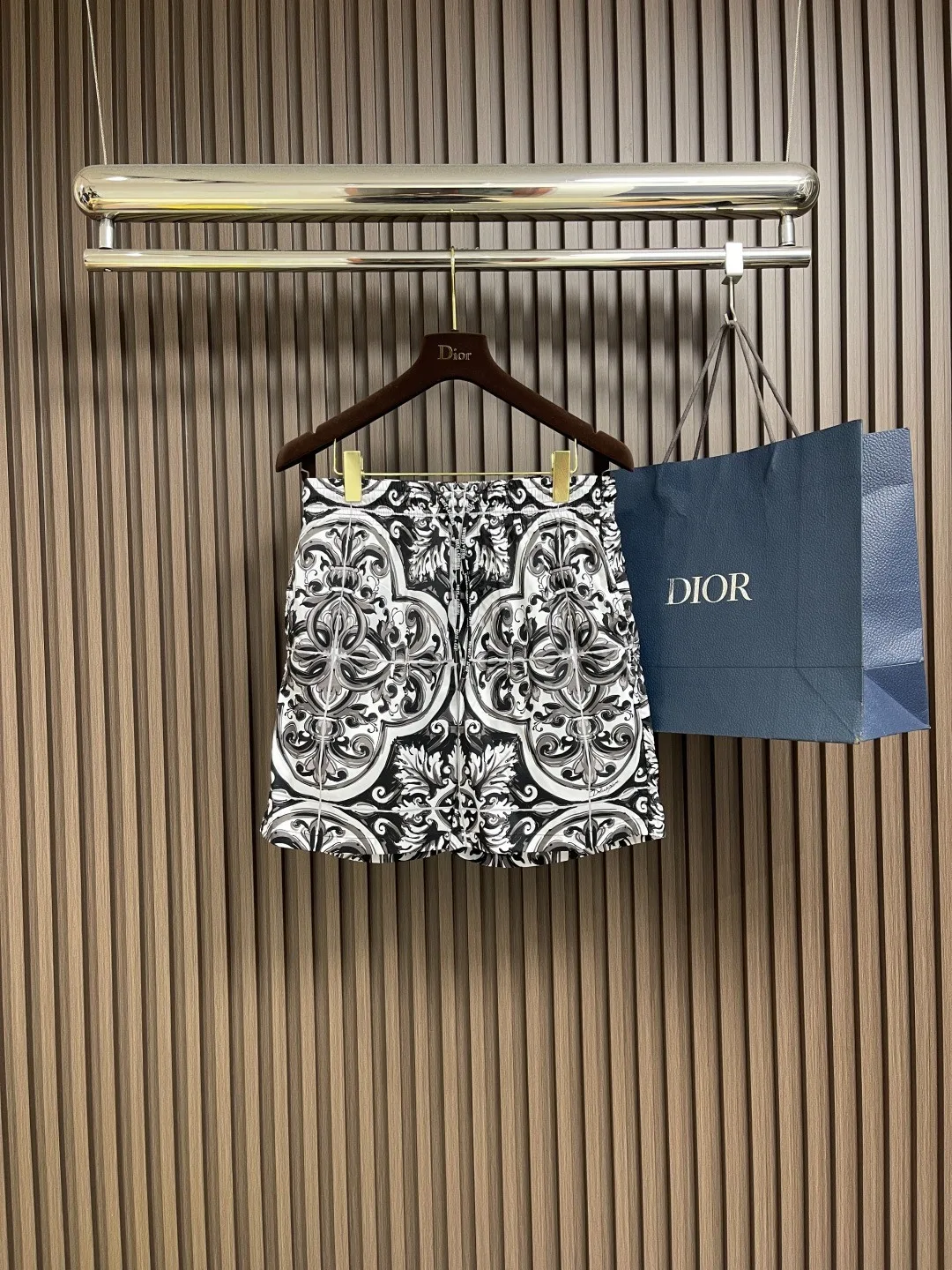 ドルチェ&ガッバーナ パンツ 偽物 メンズ 目を引く プリント ショートパンツ 