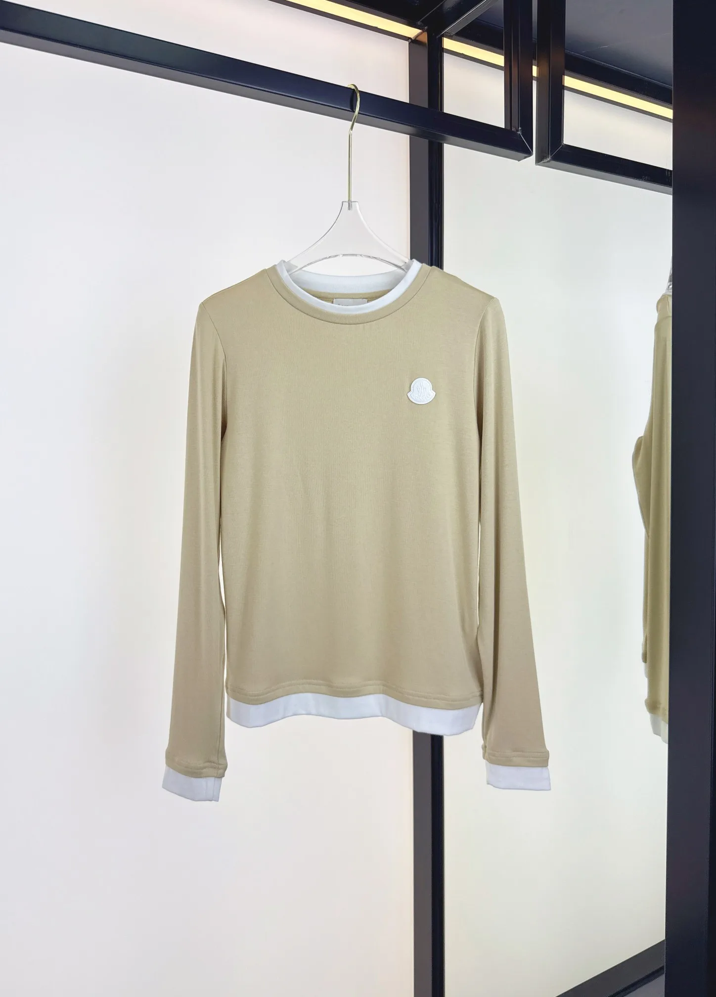 お洒落 洗練された 重ね着風 長袖Tシャツ モンクレール Tシャツ 偽物 クルーネック