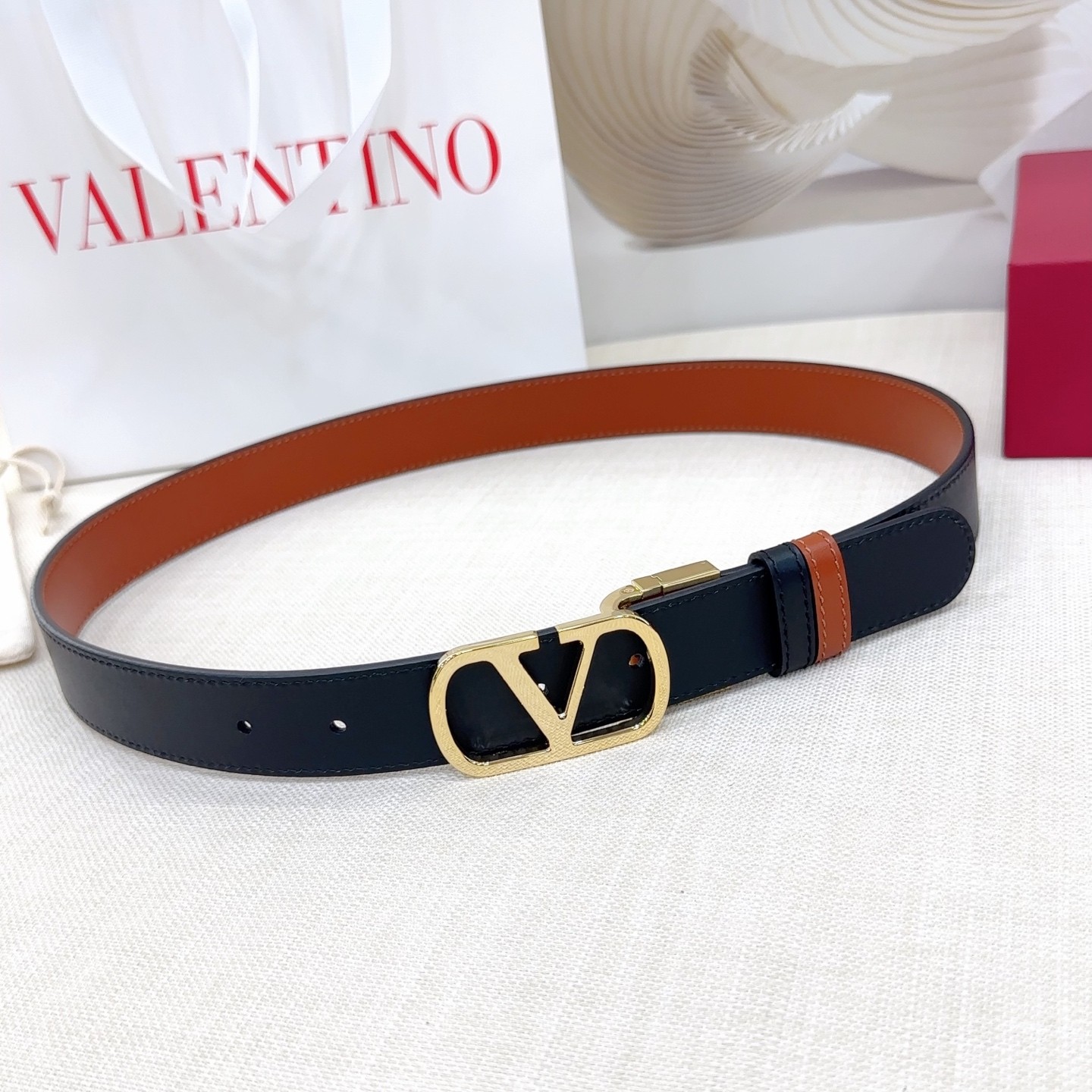 ヴァレンティノ　リバーシブルレザーベルト 黒白 ゴールドバックル 楽天市場】ヴァレンティノ VALENTINO メンズ 小物 グッズ ベルト