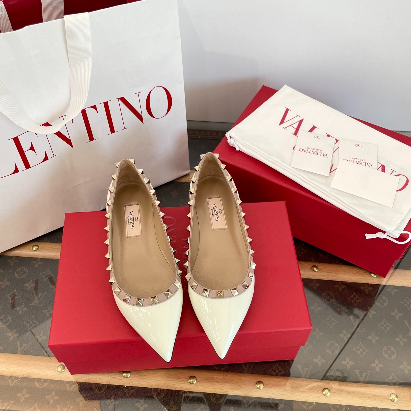 Valentino ヴァレンティノ ロックスタッズ エナメルバレリーナ ロックスタッズ エナメル バレリーナ for ウィメンズ インチ
