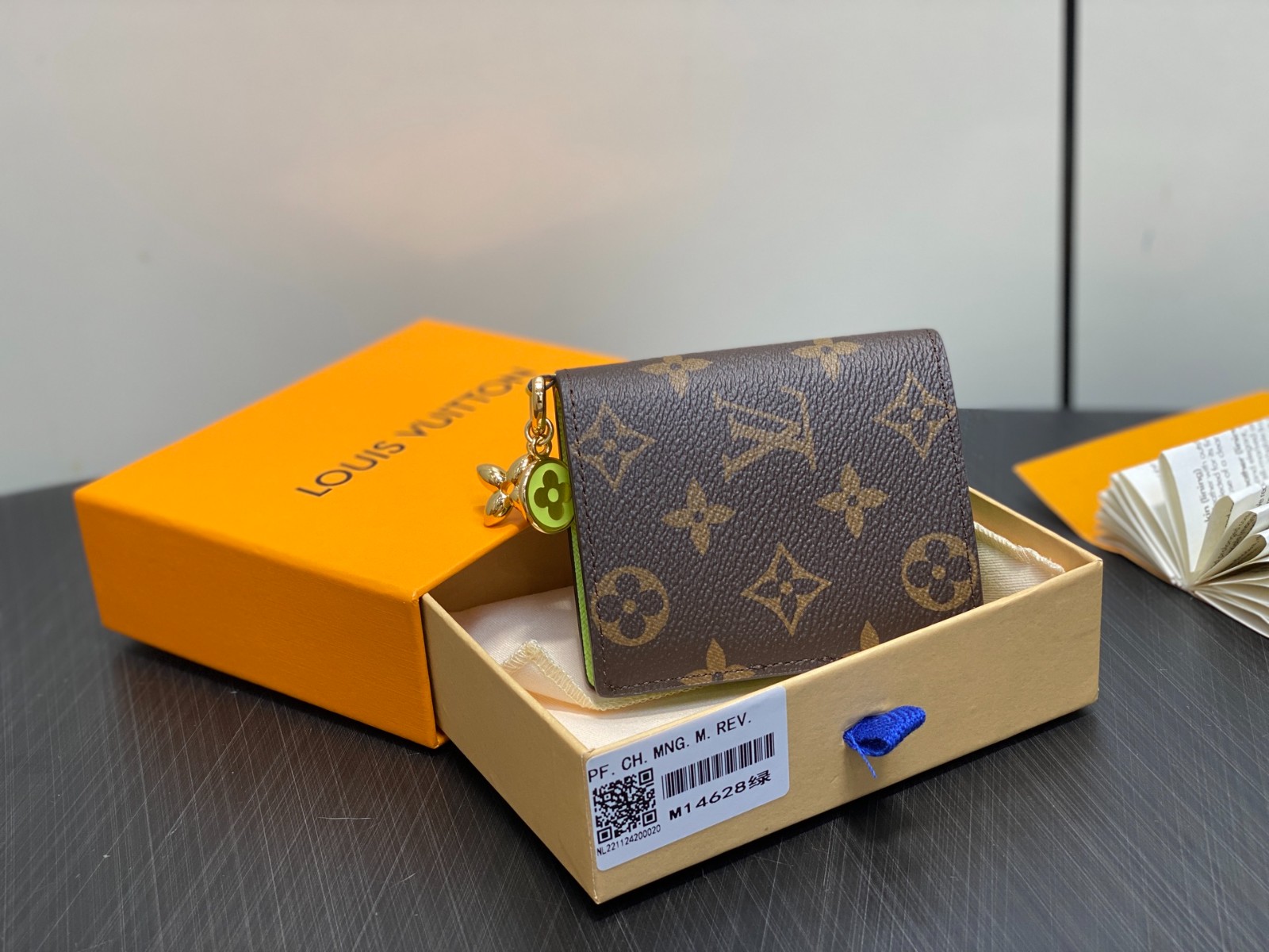 ポ*ス様 ルイヴィトンスマート財布 M14628 ウォレット・LV チャーム ルイヴィトン スーパーコピー 二