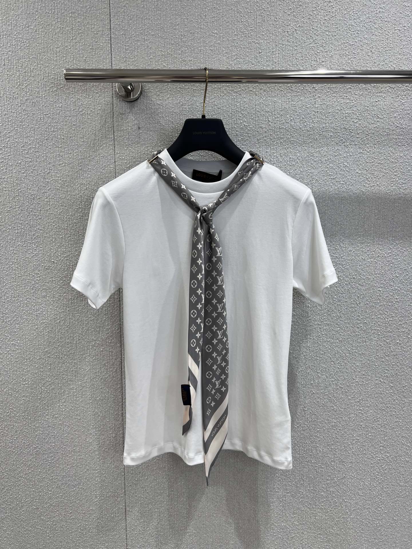【新作♪オシャレ】Louis Vuitton モノグラムスカーフ付Tシャツ ルイヴィトン スーパーコピー モノグラム スカーフ Tシャツ
