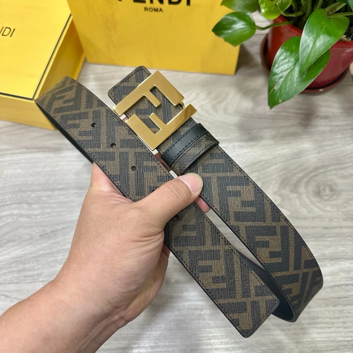 FFバックル リバーシブルベルト フェンディ ベルト 偽物 合わせやすい FFバックル リバーシブルベルト フェンディ ベルト 偽物 合わせやすい