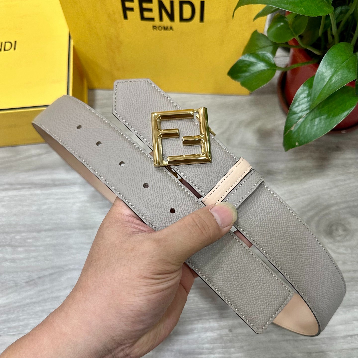 FENDI ☆FFダイヤモンド ベルト ゴールドカラー チェーンベルト FENDI ☆FFダイヤモンド ベルト ゴールドカラー チェーンベルト