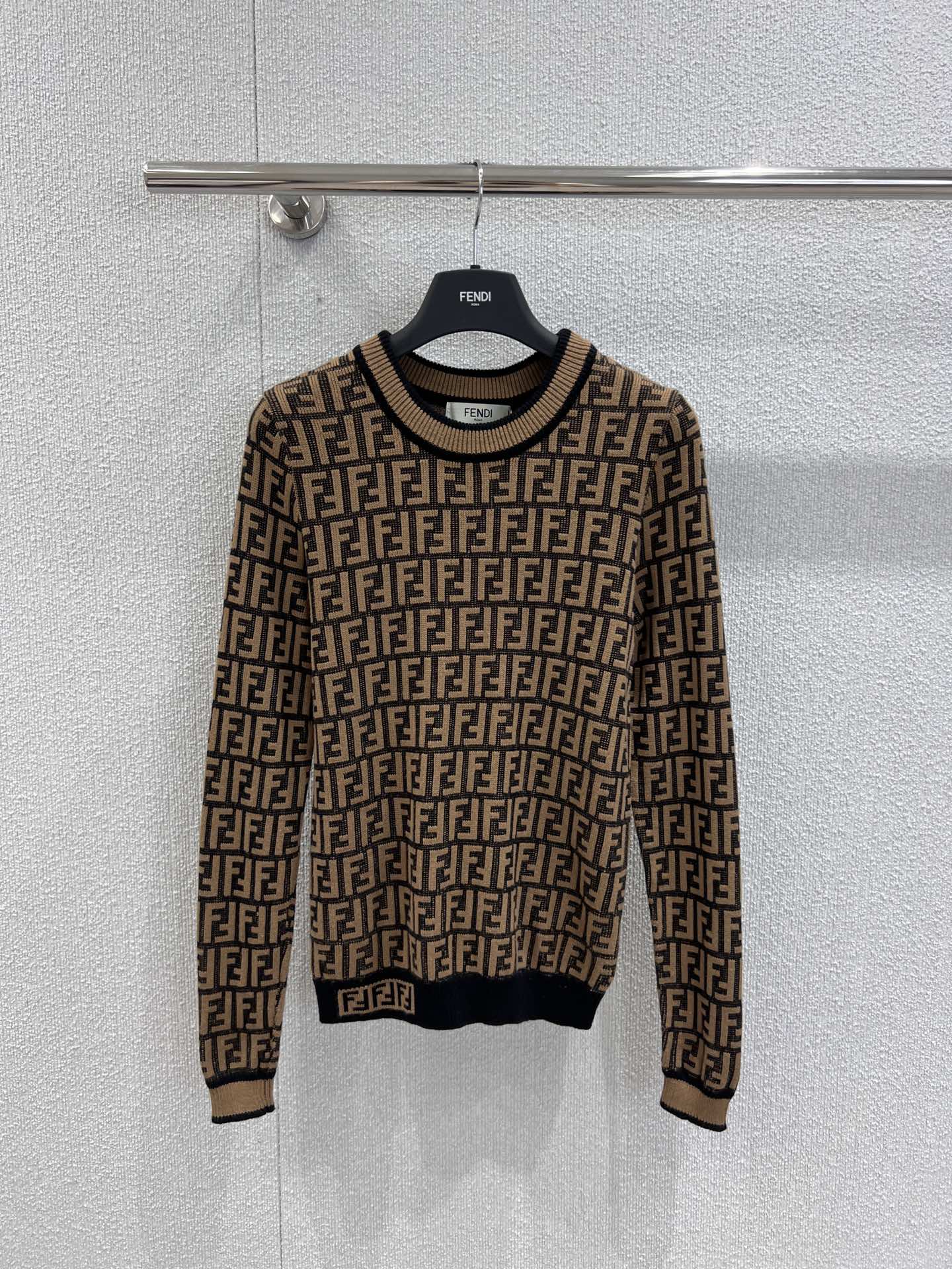 フェンディ セーター 偽物 FFロゴ クルーネック プルオーバー ブラウン フェンディ セーター 偽物 FFロゴ クルーネック プルオーバー ブラウン