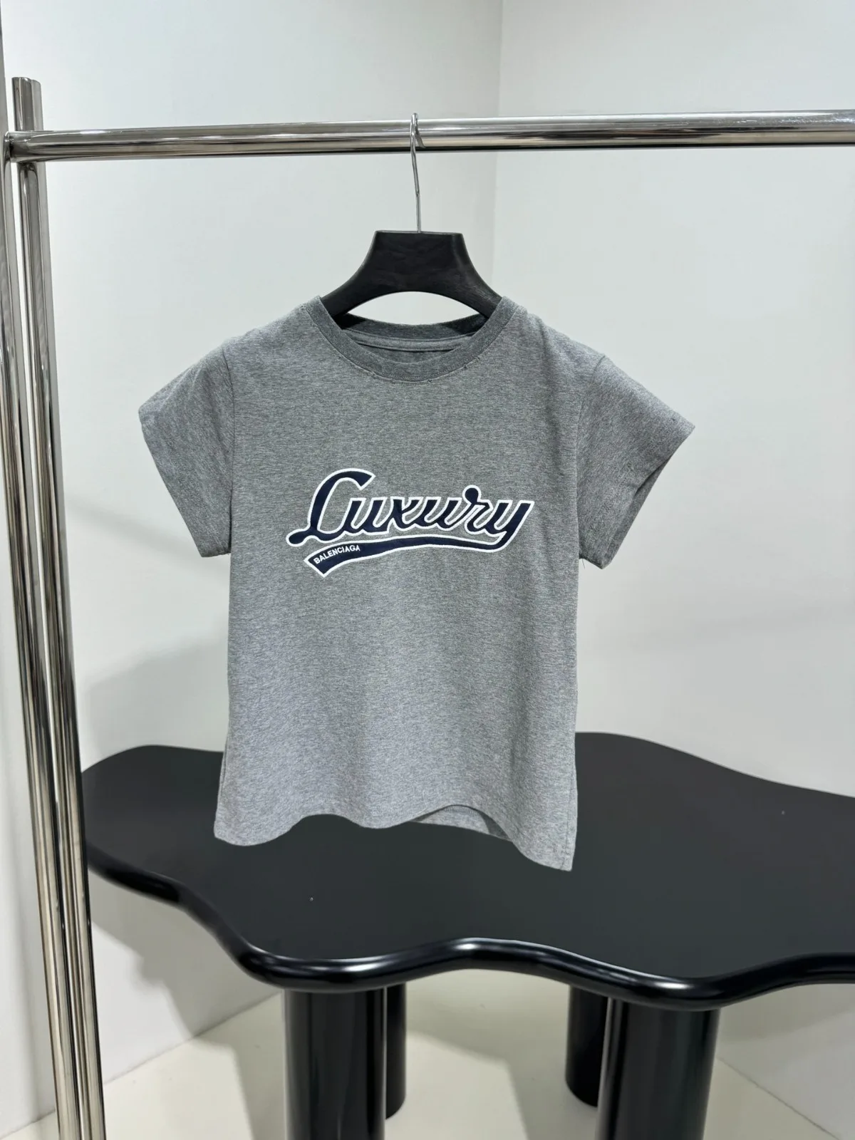 カジュアル コンパクト 半袖Tシャツ バレンシアガ Tシャツ コピー 刺繍入り カジュアル コンパクト 半袖Tシャツ バレンシアガ Tシャツ コピー 刺繍入り