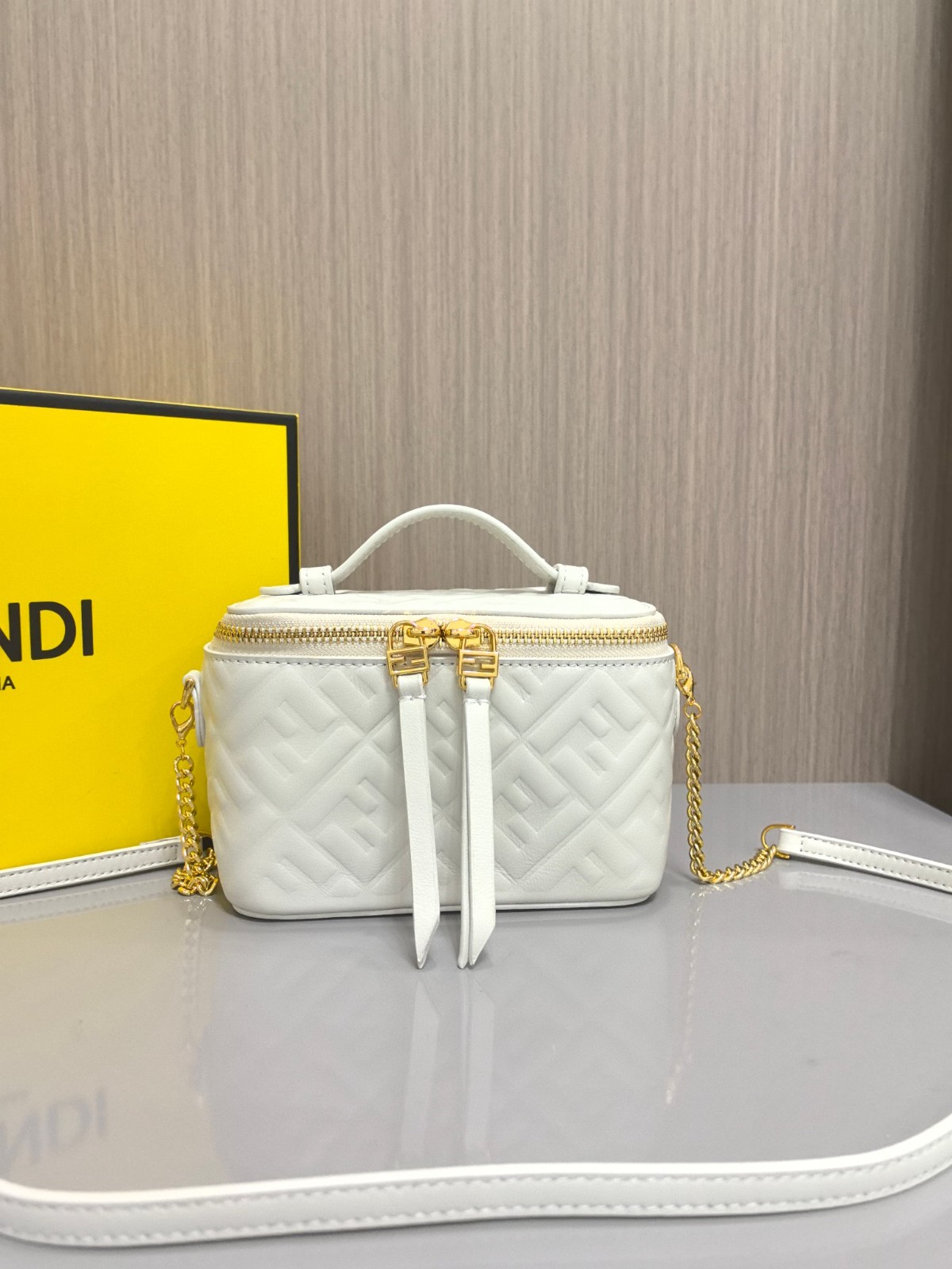 FENDI✨フェンディ　FFロゴ バニティバッグ　ハンドバッグ 楽天市場】FENDI フェンディ FFロゴ ペカン オーバル型 カバン