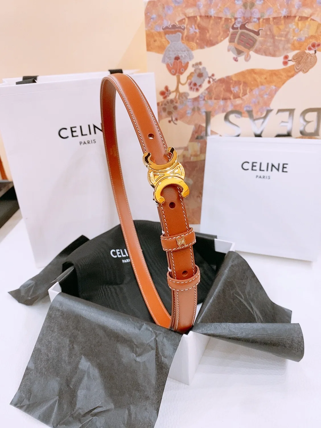 上品 シンプル 合わせやすい トリオンフ スリムベルト セリーヌ ベルト コピー ブラウン 上品 シンプル 合わせやすい トリオンフ スリムベルト セリーヌ ベルト コピー ブラウン