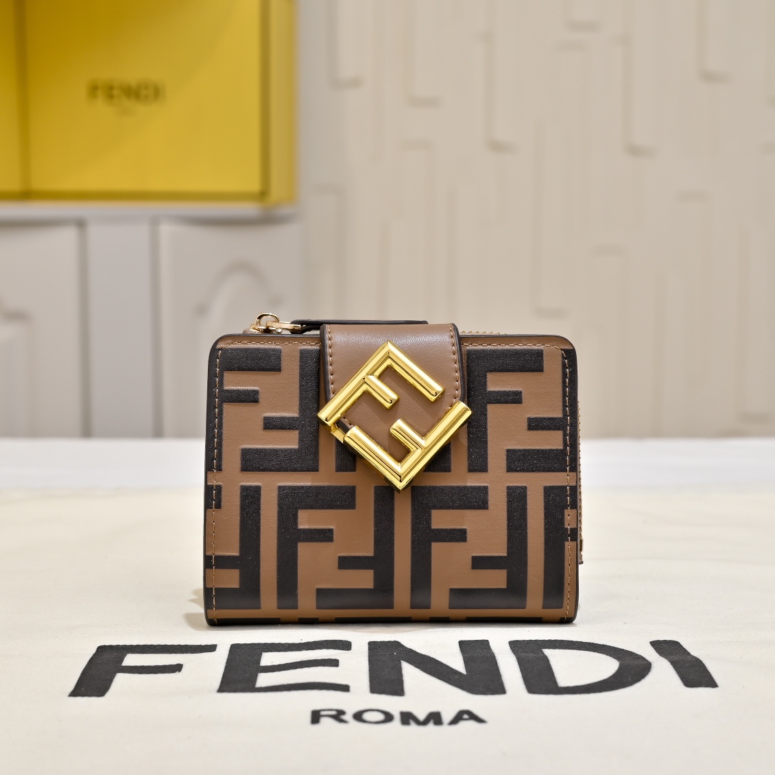 未使用 FENDI 2つ折り財布 小銭入れ付き ブラウン コンパクトウォレット 人気 小銭入れ付き 2つ折り財布 フェンディ 財布 スーパーコピー ブラウン