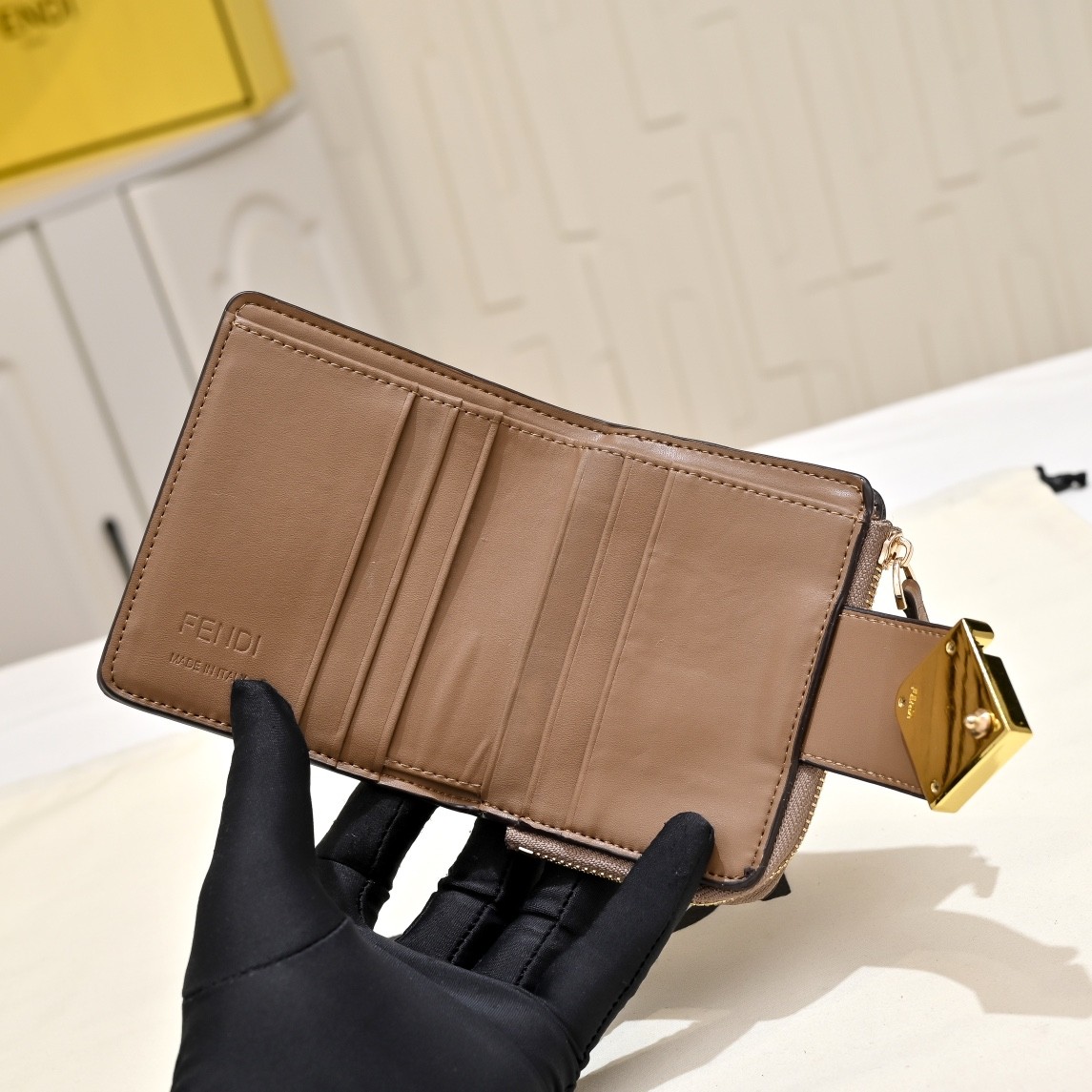 人気 小銭入れ付き 2つ折り財布 フェンディ 財布 スーパーコピー ブラウン