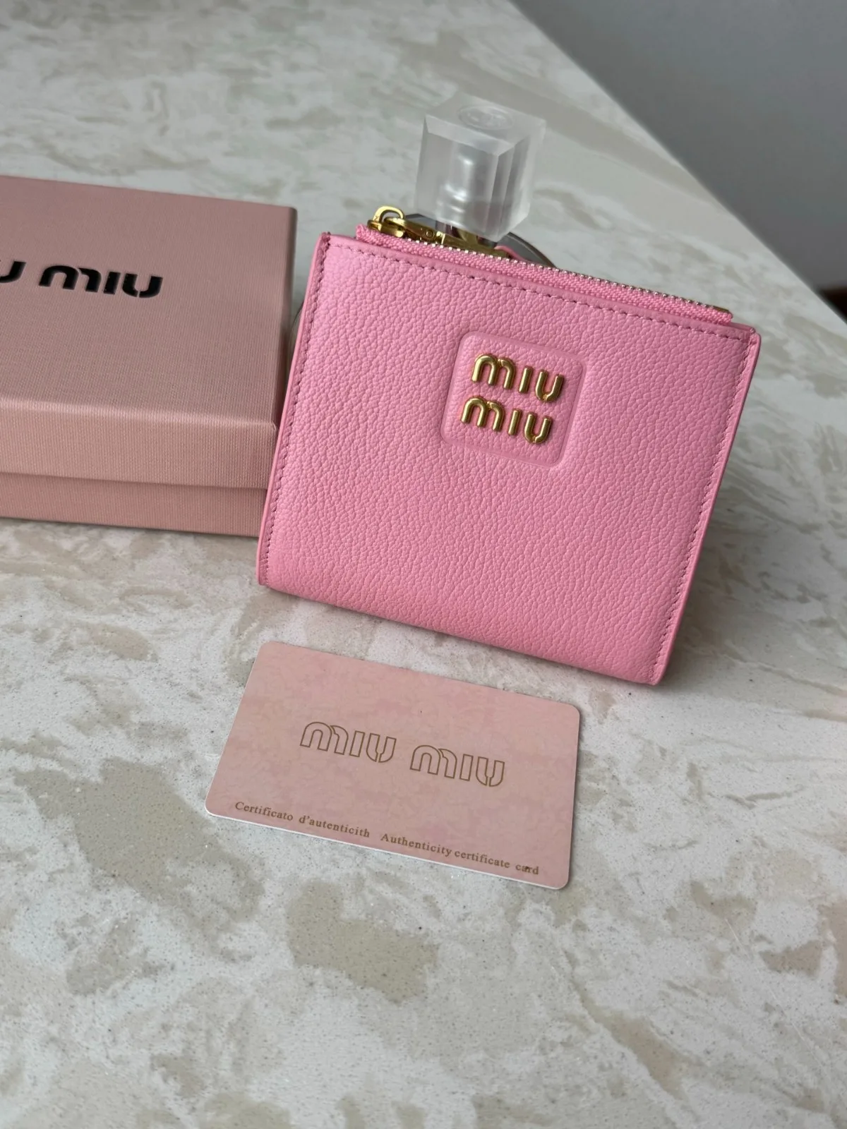 シンプル 二つ折り財布 ミュウミュウ 財布 コピー コンパクトウォレット ピンク シンプル 二つ折り財布 ミュウミュウ 財布 コピー コンパクトウォレット ピンク