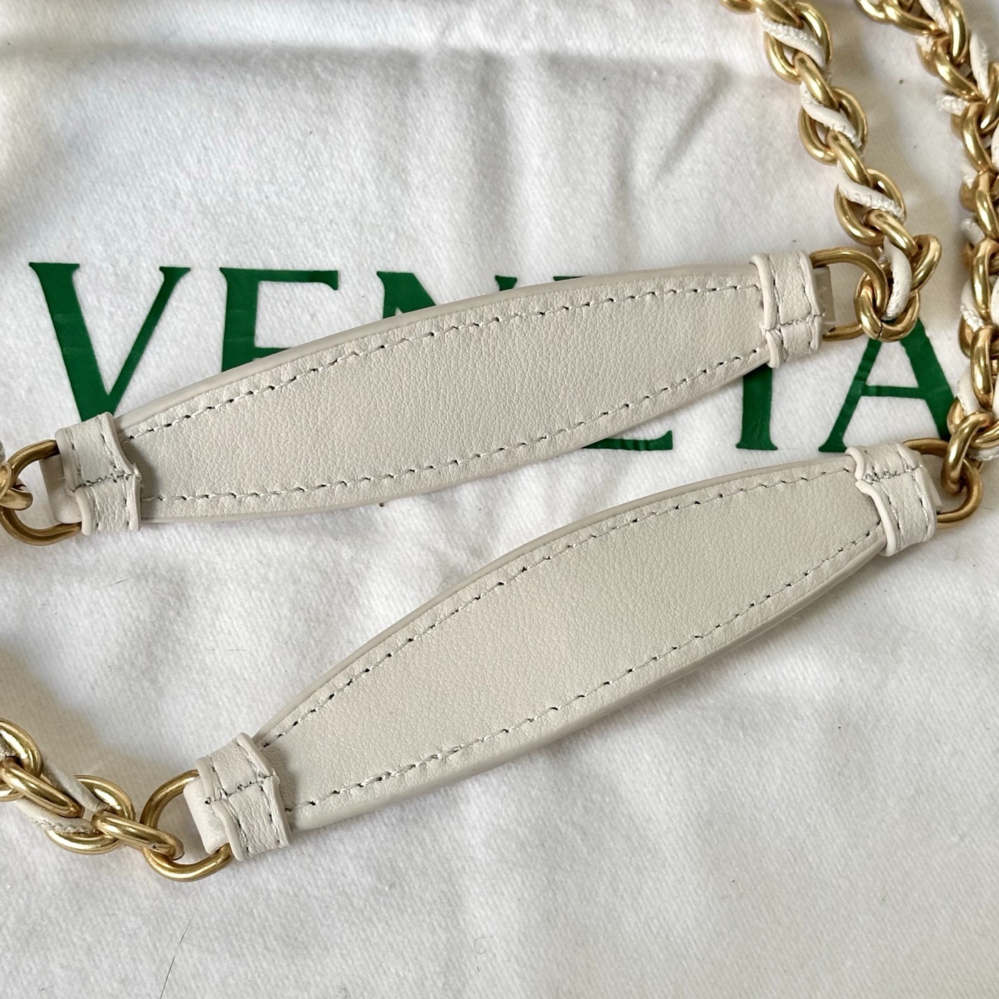 ボッテガ・ヴェネタ　イントレチャート ショルダーバッグ ホワイト レザー ボッテガヴェネタ イントレチャート ミニ ザ バルブ レザー ショルダー