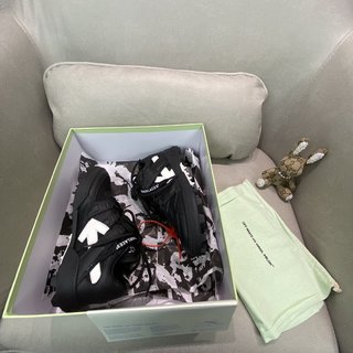 OFF-WHITE Virgil Ablo 2021初秋新型シューズOff- whiteブランドは80年代のテニスシューズをヒントにデザインされた新しいスポーツレジャーシューズを発表した