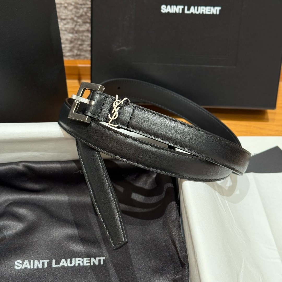 SAINT LAURENT ブラックスエード ナローベルト モノグラム” ナローベルト（スクエアバックル/ラッカードレザー