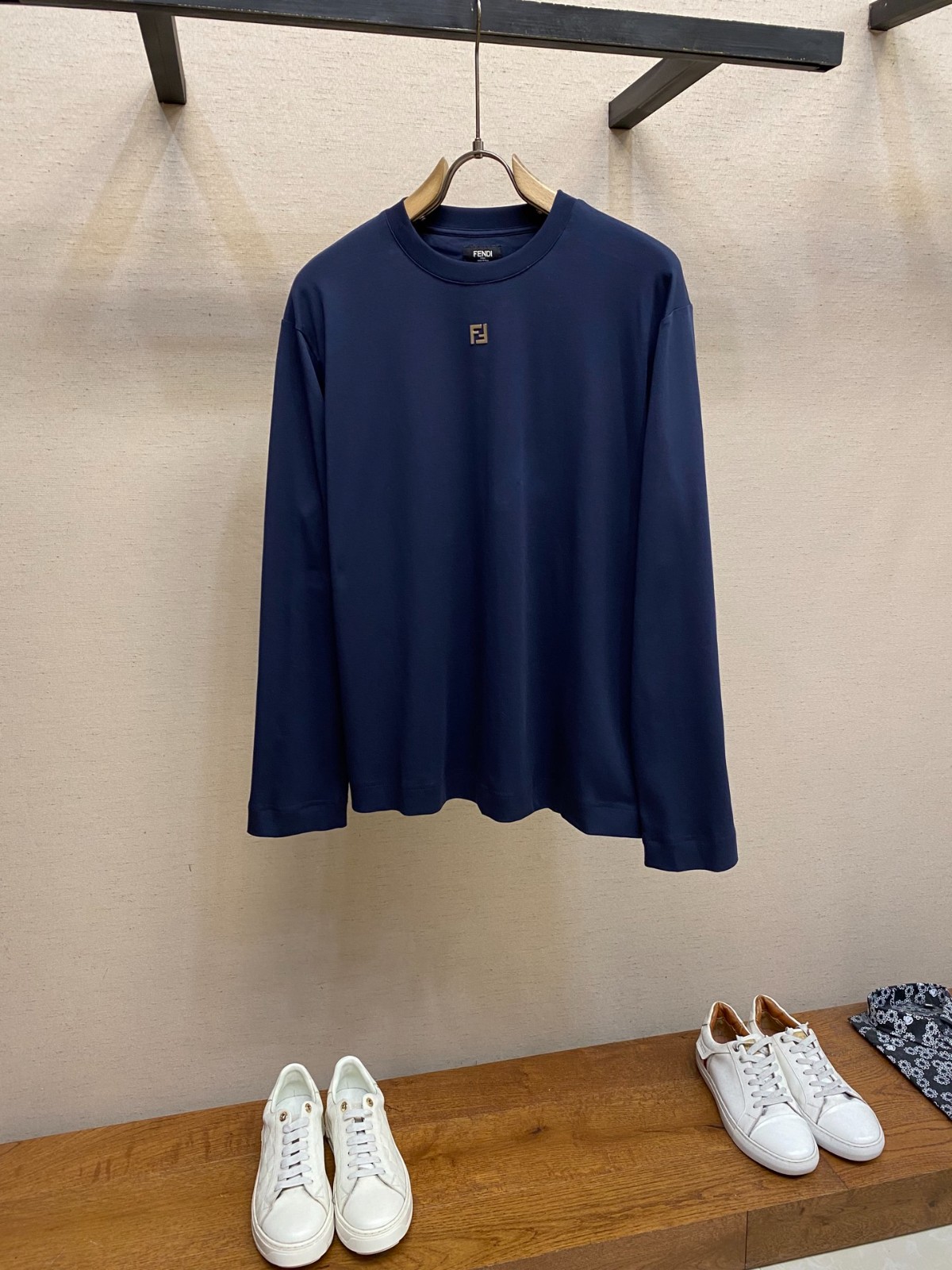 シンプル ロゴ刺繍 クルーネック フェンディ Tシャツ 偽物 長袖T