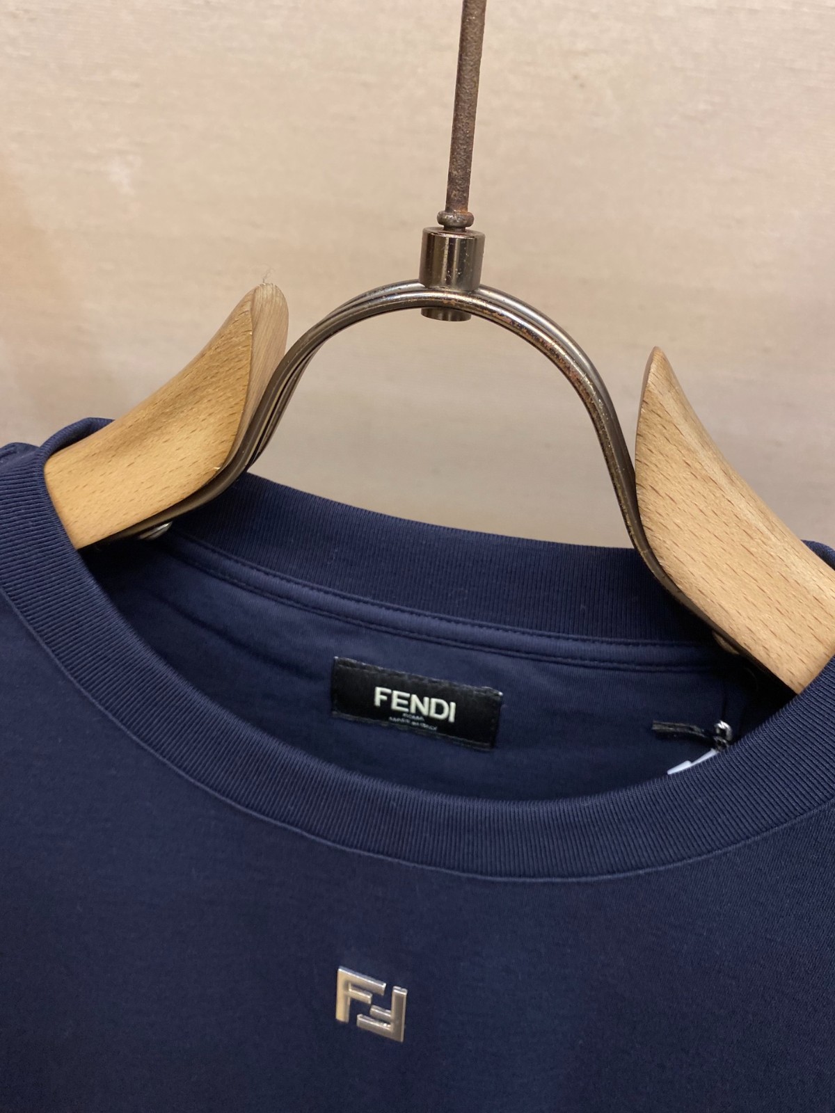 シンプル ロゴ刺繍 クルーネック フェンディ Tシャツ 偽物 長袖T シンプル ロゴ刺繍 クルーネック フェンディ Tシャツ 偽物 長袖T