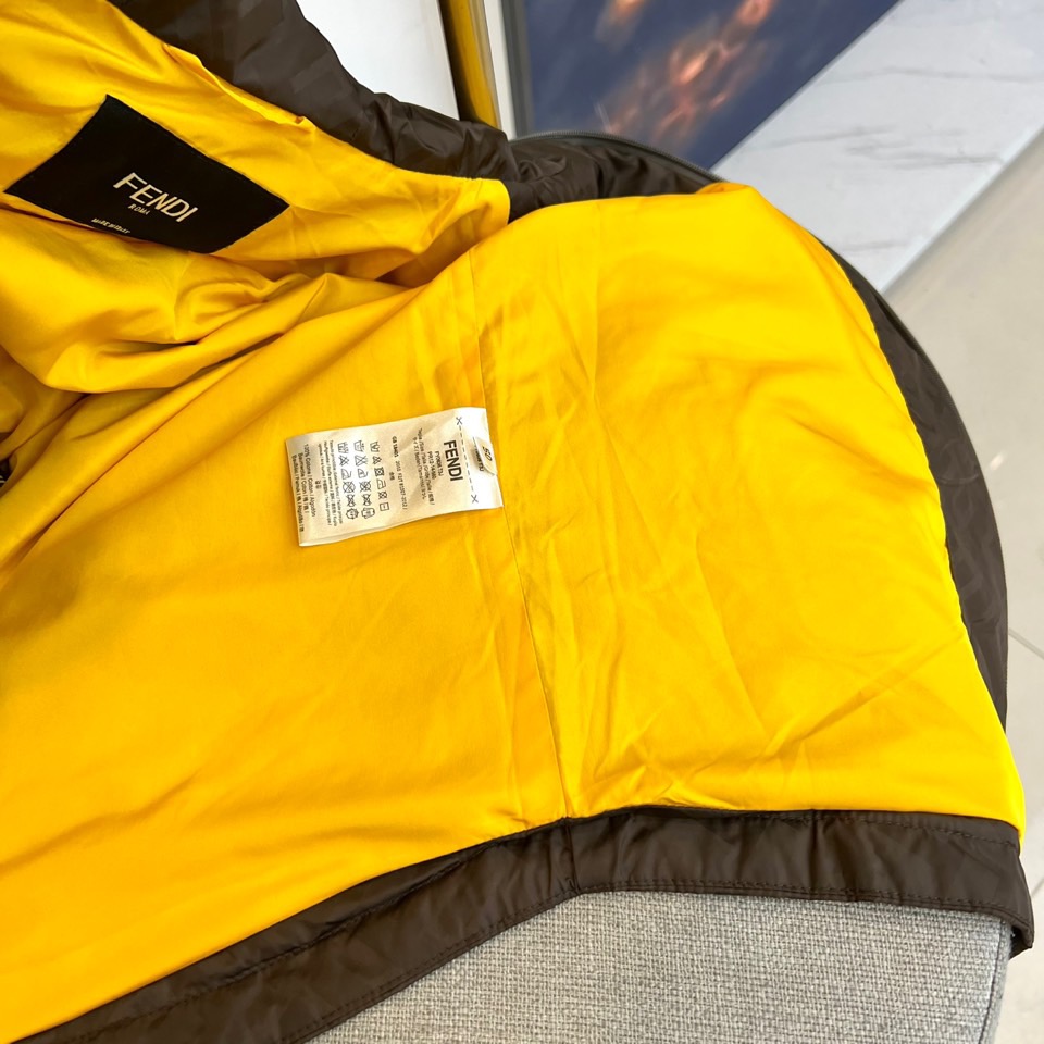 フェンディ ジャケット 偽物 FFロゴ総柄 フード付きジャケット