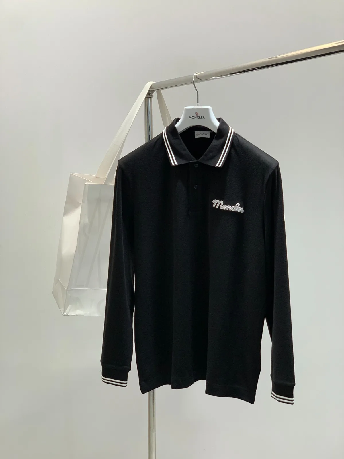 洗練された シンプル 長袖 ポロシャツ モンクレール Tシャツ 偽物 ブラック 洗練された シンプル 長袖 ポロシャツ モンクレール Tシャツ 偽物 ブラック