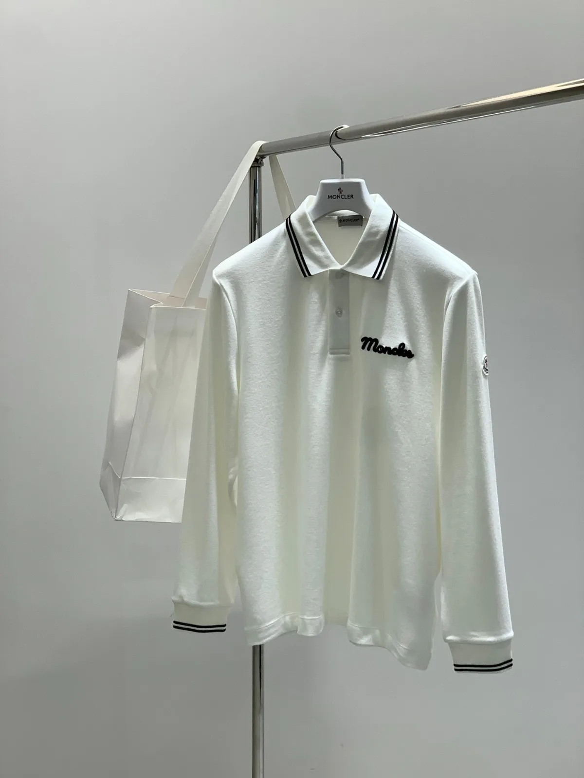 洗練された シンプル 長袖 ポロシャツ モンクレール Tシャツ 偽物 ホワイト 洗練された シンプル 長袖 ポロシャツ モンクレール Tシャツ 偽物 ホワイト