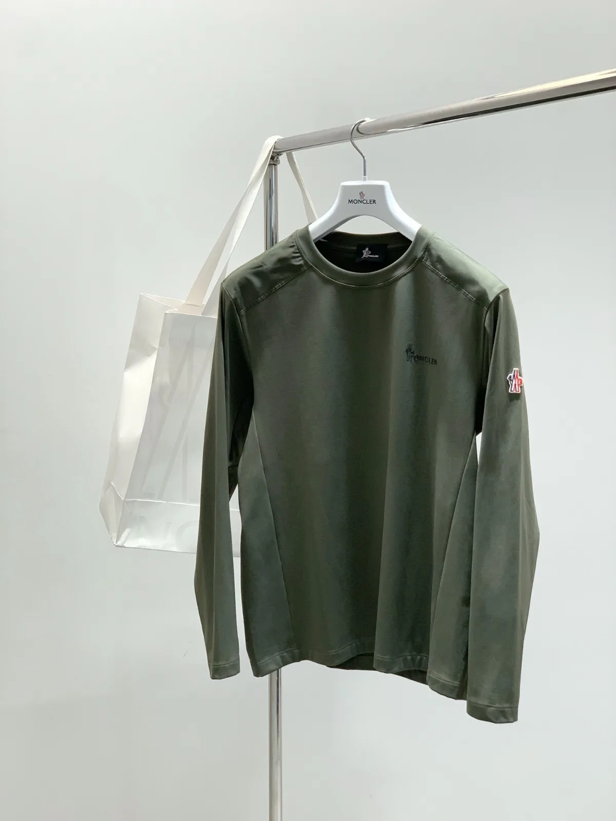 カジュアル 上品 クルーネック 長袖Tシャツ モンクレール Tシャツ 偽物 グリーン カジュアル 上品 クルーネック 長袖Tシャツ モンクレール Tシャツ 偽物 グリーン