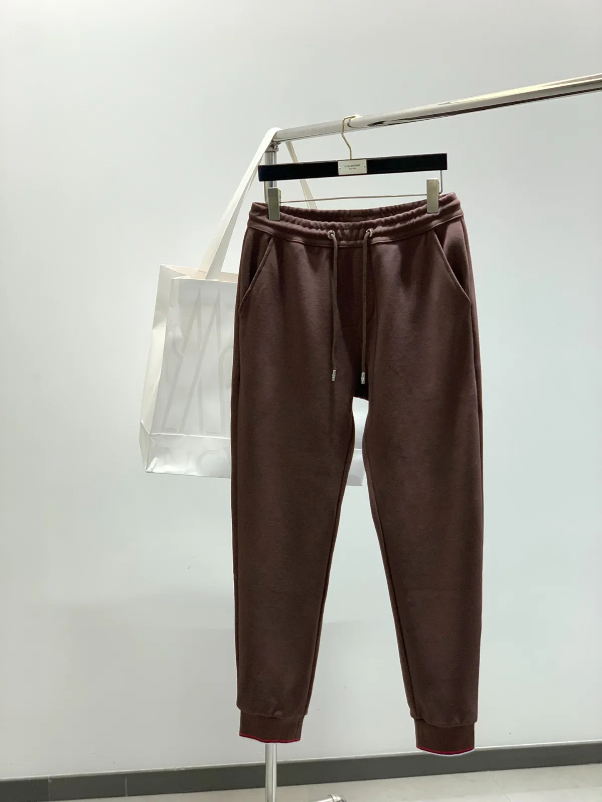 カジュアル 定番 スウェットパンツ モンクレール パンツ 偽物 コーヒー