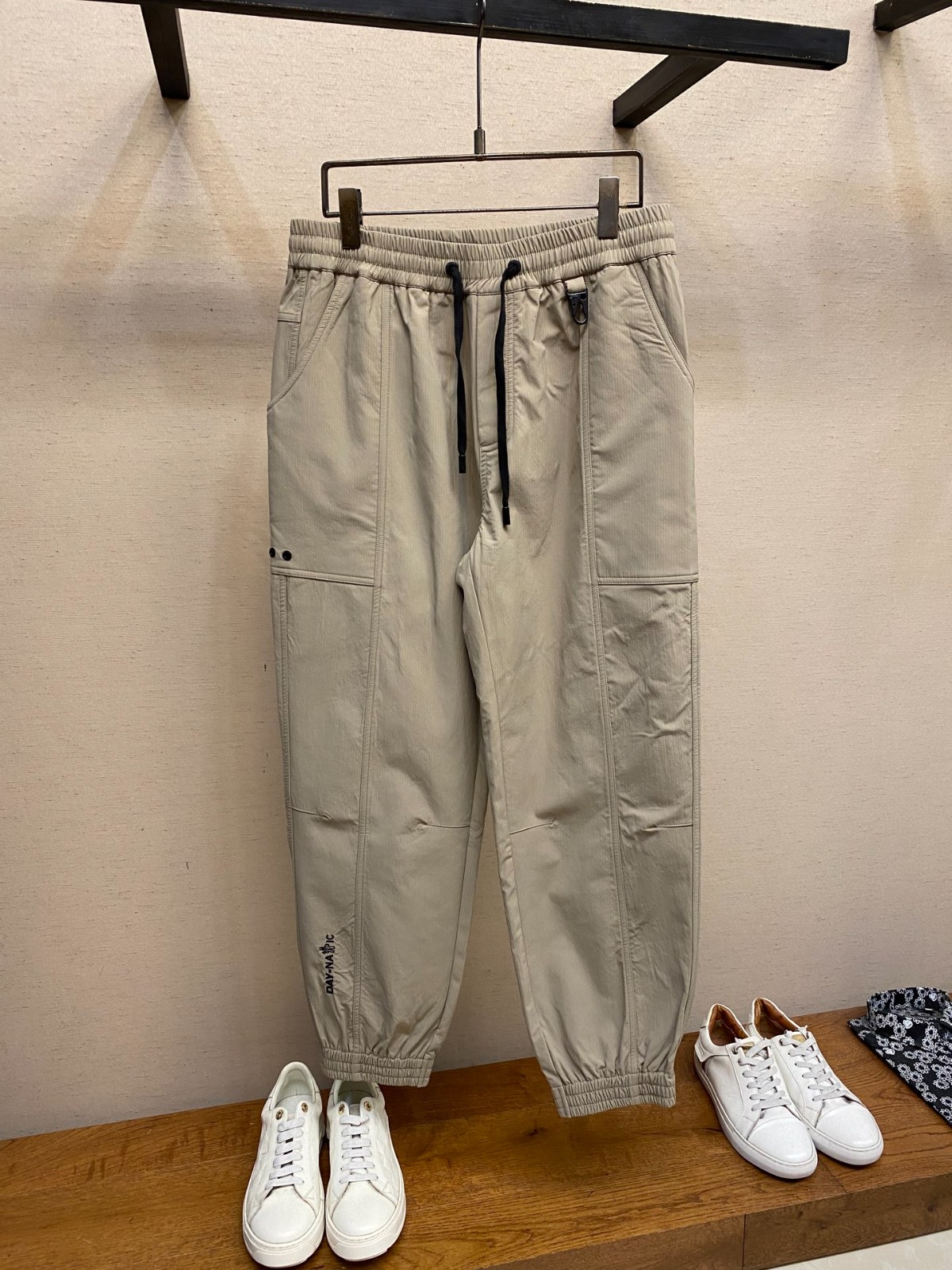 アウトドア カジュアル ロングパンツ モンクレール パンツ 偽物