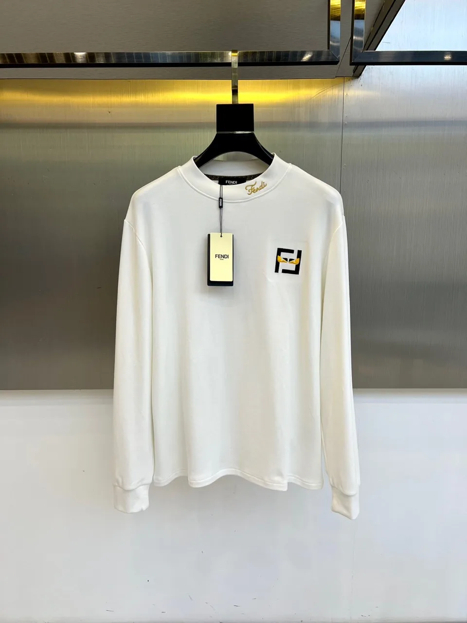 シンプル ロゴ刺繍 コットン 長袖Tシャツ フェンディ Tシャツ 偽物 トップス ホワイト シンプル ロゴ刺繍 コットン 長袖Tシャツ フェンディ Tシャツ 偽物 トップス ホワイト