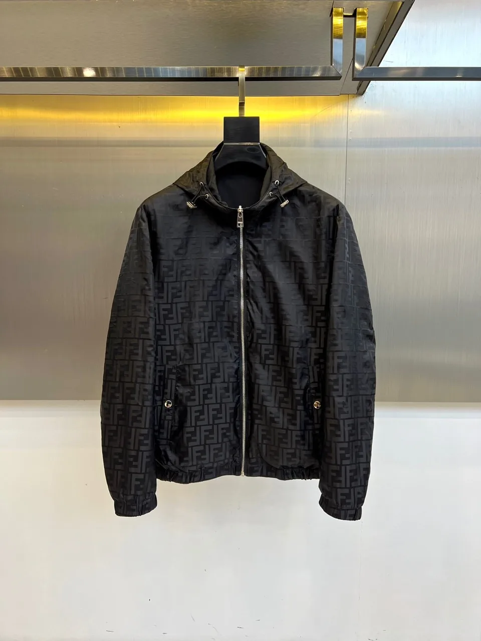 洗練された リバーシブル フーデッドジャケット フェンディ ジャケット コピー ブラック 洗練された リバーシブル フーデッドジャケット フェンディ ジャケット コピー ブラック