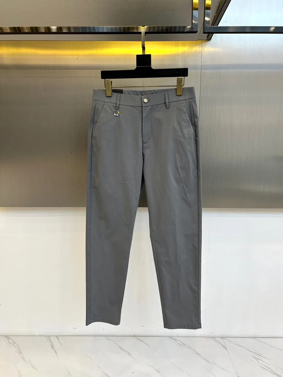 シンプル 洗練された フェンディ パンツ 偽物 エレガント チノパンツ ズボン シンプル 洗練された フェンディ パンツ 偽物 エレガント チノパンツ ズボン