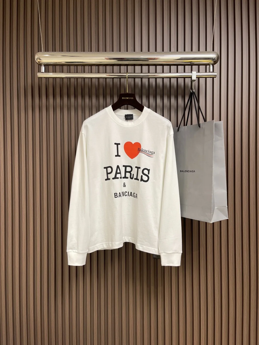 スタイリッシュ ロゴプリント 長袖Tシャツ バレンシアガ Tシャツ 偽物 コットン ホワイト スタイリッシュ ロゴプリント 長袖Tシャツ バレンシアガ Tシャツ 偽物 コットン ホワイト