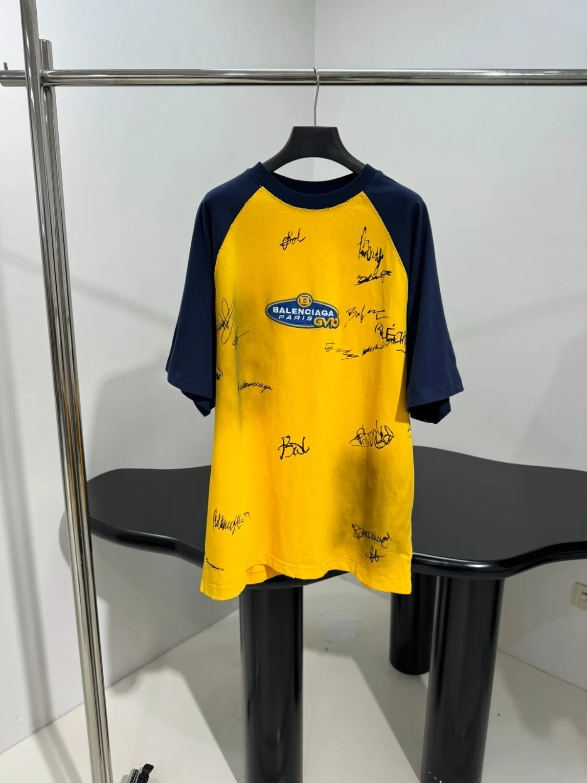 ラグラン オーバーサイズ 半袖Tシャツ バレンシアガ Tシャツ 偽物 イエロー ラグラン オーバーサイズ 半袖Tシャツ バレンシアガ Tシャツ 偽物 イエロー
