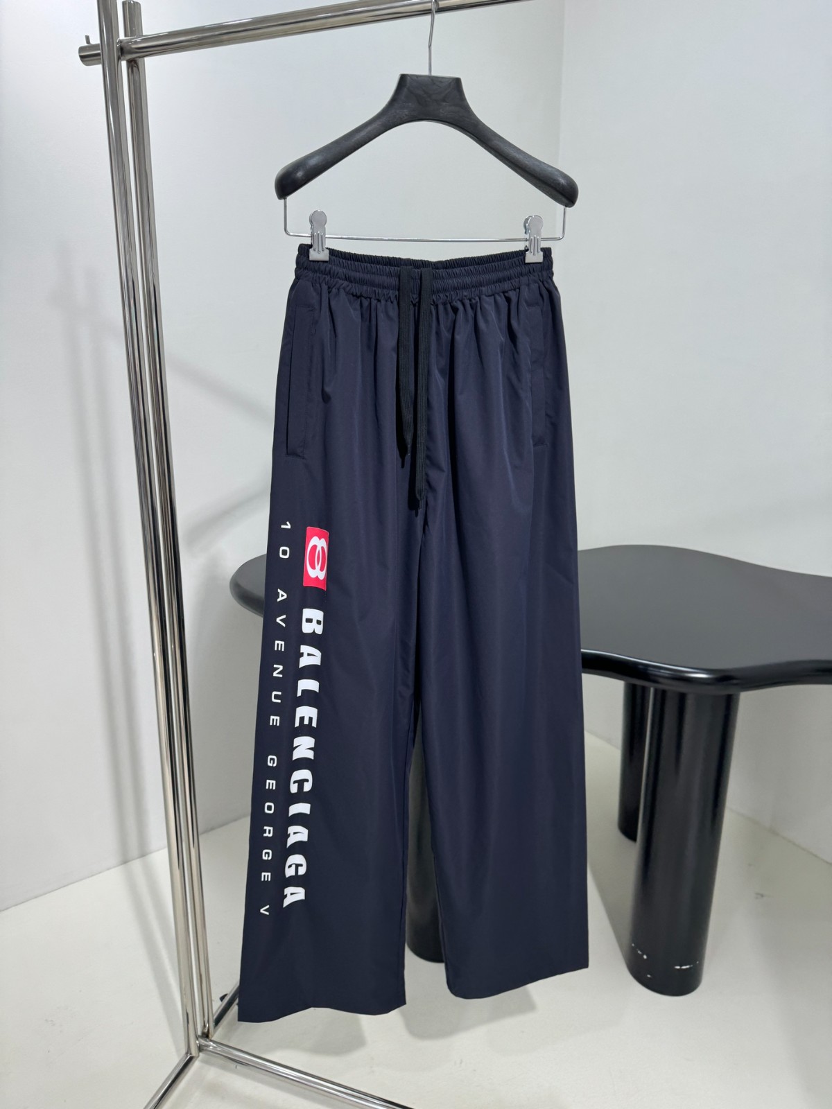 カジュアル おしゃれ ロゴプリント バレンシアガ パンツ 偽物 トラックパンツ カジュアル おしゃれ ロゴプリント バレンシアガ パンツ 偽物 トラックパンツ