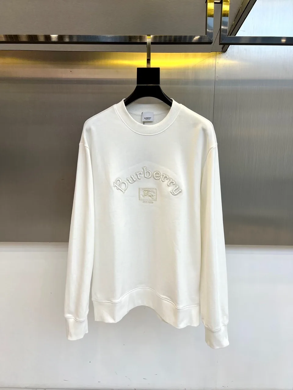 カジュアル 定番 ゴシックロゴ スウェットシャツ バーバリー Tシャツ 偽物 ホワイト カジュアル 定番 ゴシックロゴ スウェットシャツ バーバリー Tシャツ 偽物 ホワイト