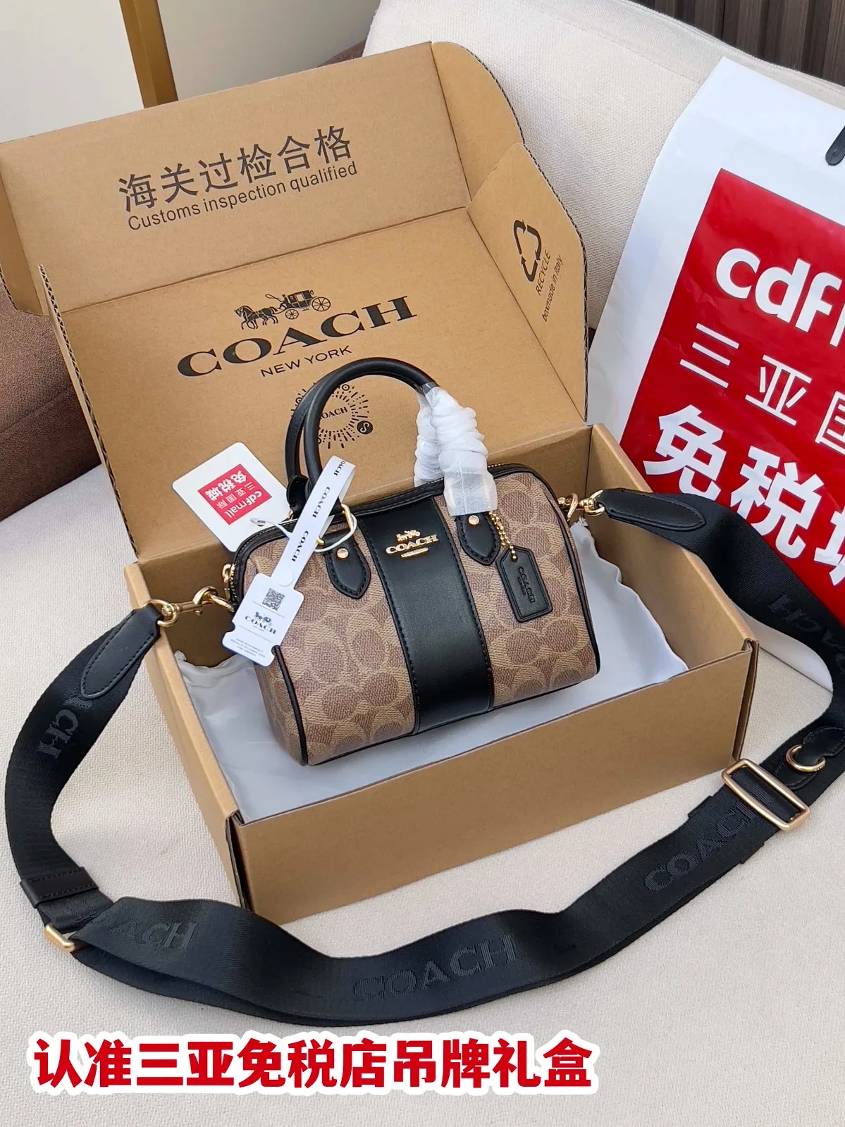 人気 定番 シグネチャー柄 ミニボストンバッグ コーチ バッグ スーパーコピー ブラック 人気 定番 シグネチャー柄 ミニボストンバッグ コーチ バッグ スーパーコピー ブラック