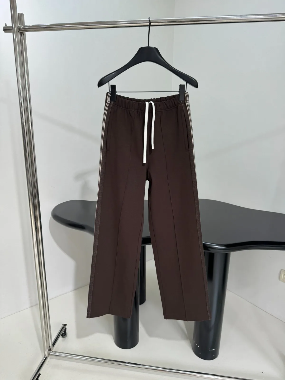 スポーティー 上品 カジュアルパンツ ミュウミュウ パンツ コピー ロングパンツ スポーティー 上品 カジュアルパンツ ミュウミュウ パンツ コピー ロングパンツ