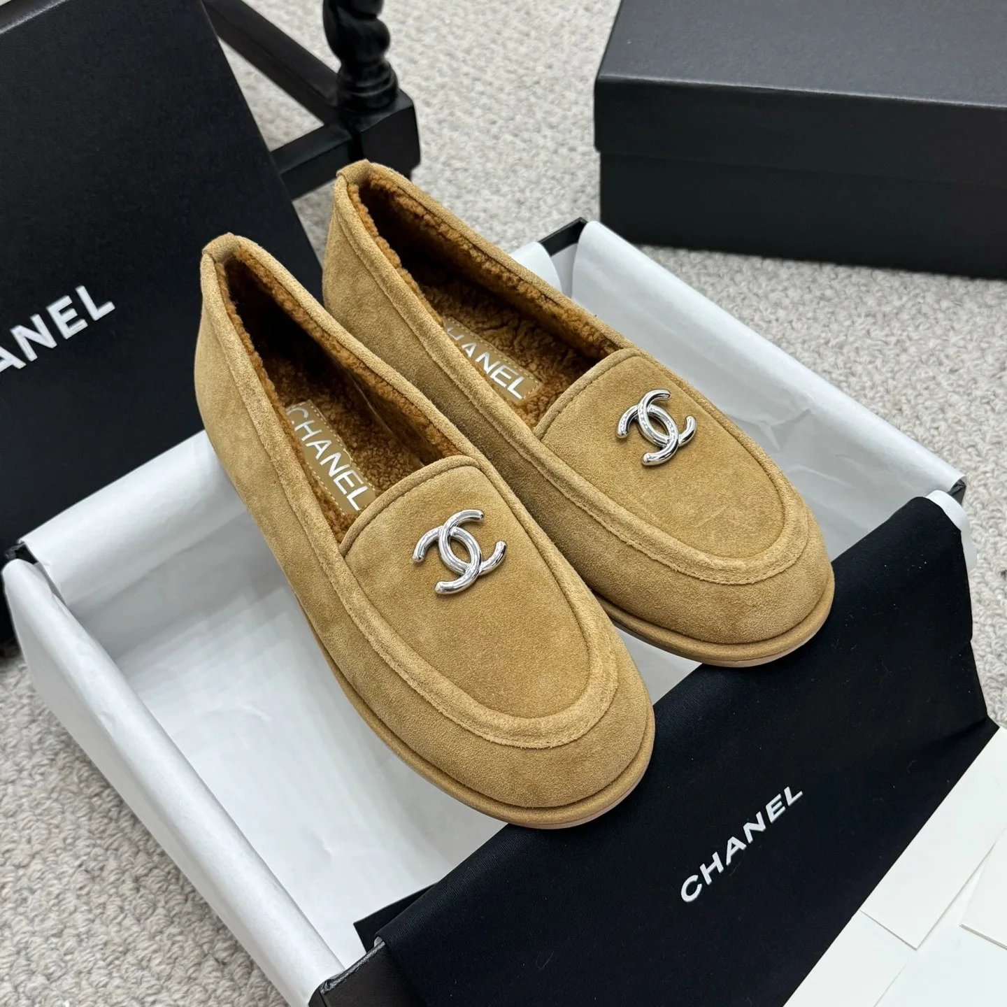 秋冬の定番 もこもこ スエードローファー シャネル シューズ コピー モカシン キャメル 秋冬の定番 もこもこ スエードローファー シャネル シューズ コピー モカシン キャメル