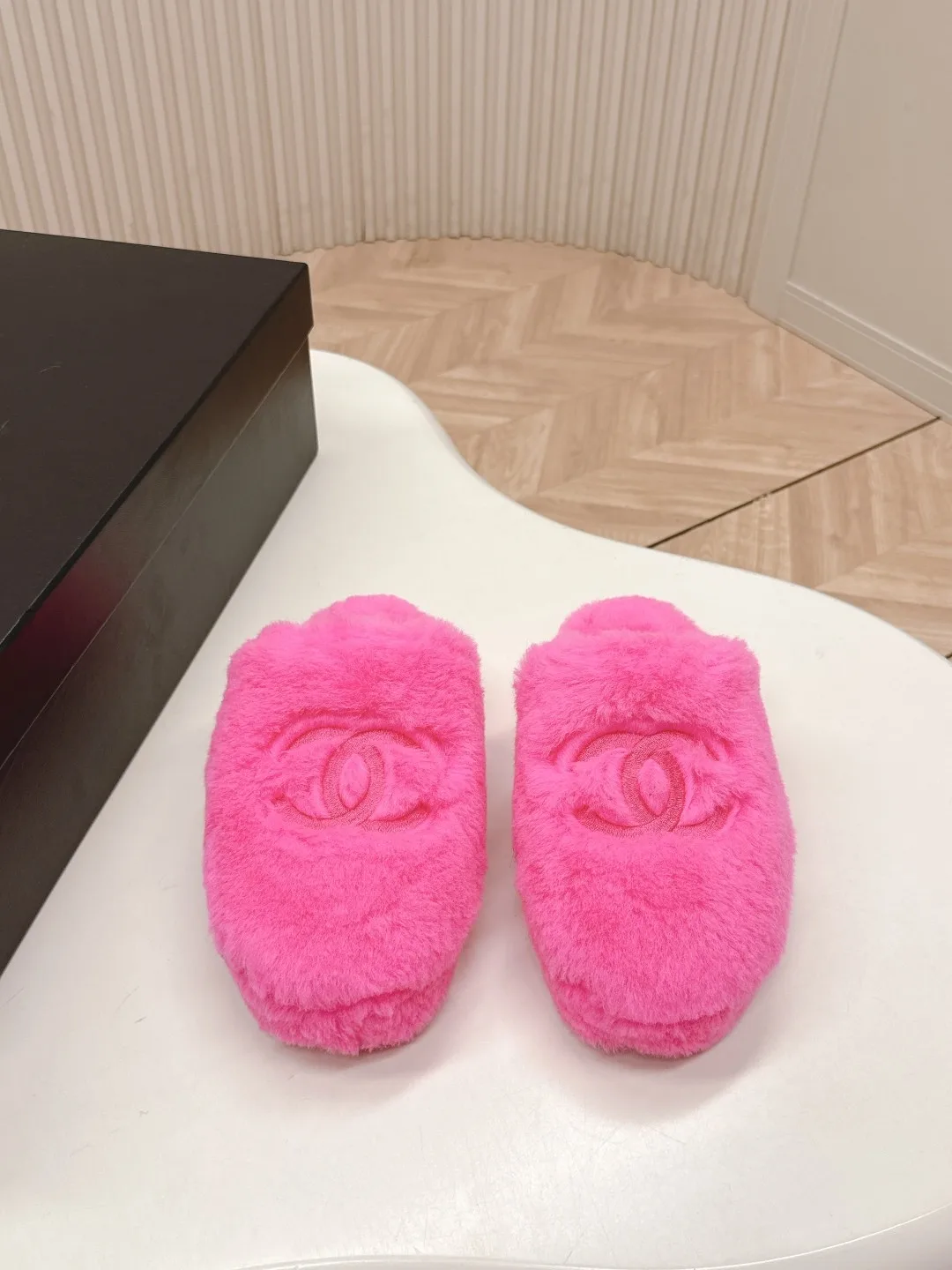 可愛い CCロゴ ふわふわファーサンダル シャネル サンダル コピー ピンク 可愛い CCロゴ ふわふわファーサンダル シャネル サンダル コピー ピンク