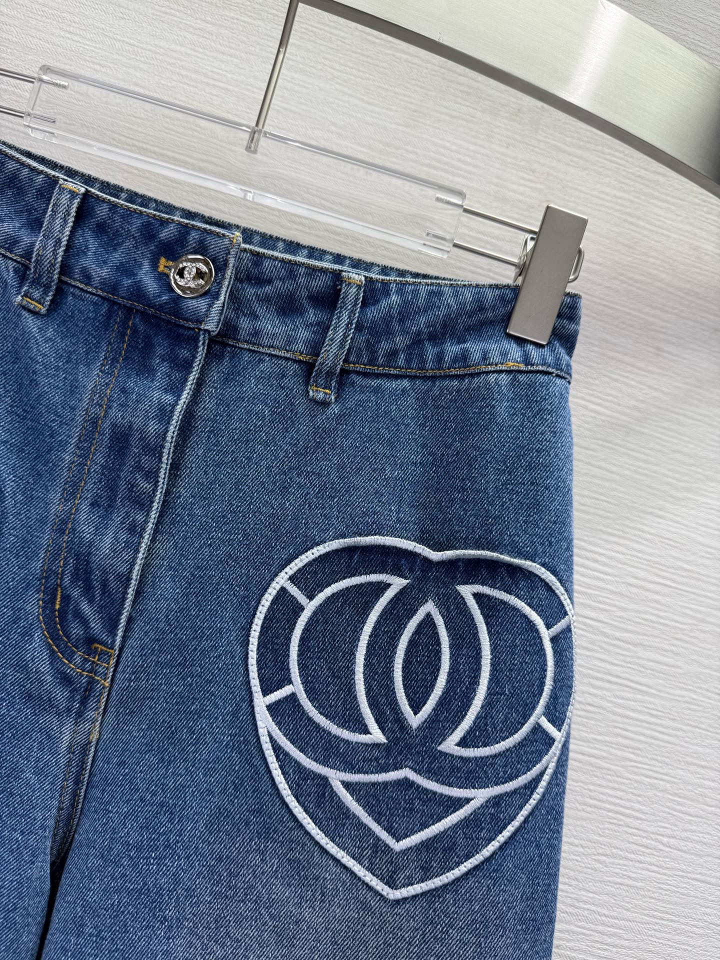 目を引く ワイド デニムパンツ シャネル ジーンズ 偽物 合わせやすい