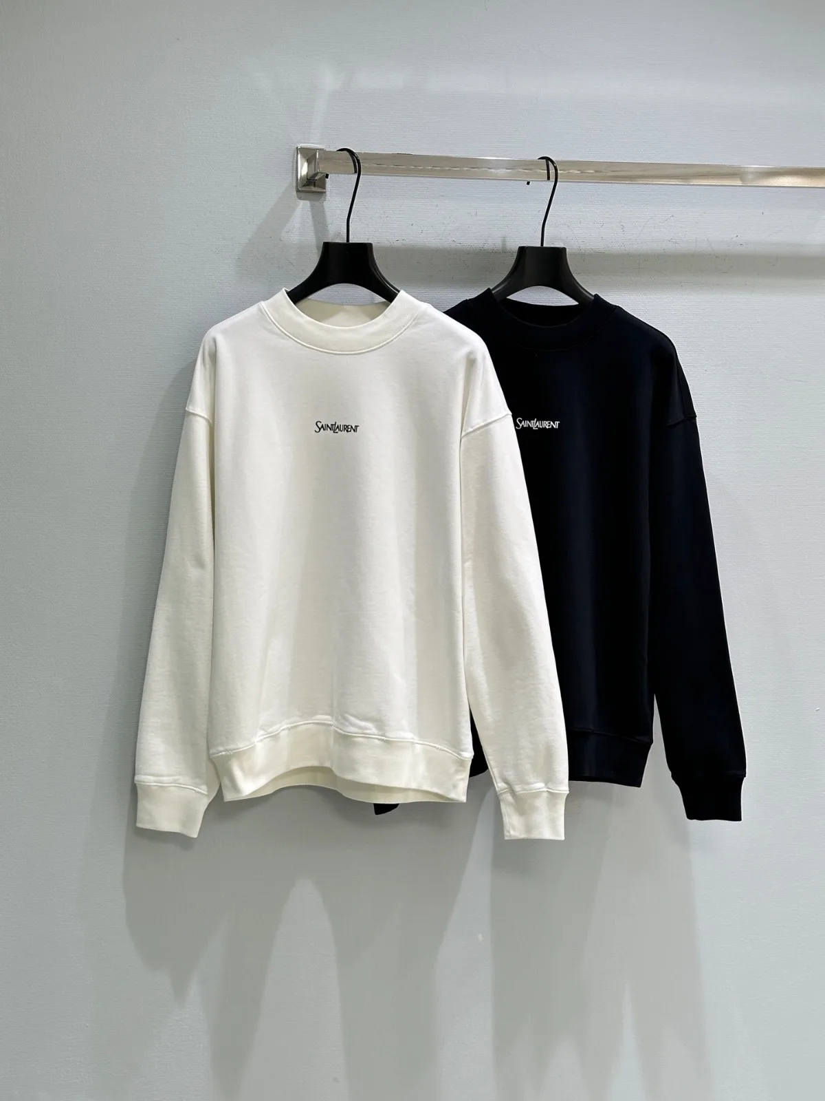 カジュアル 定番 ロゴ入り クルーネック スウェットシャツ イヴ・サンローラン Tシャツ 偽物 カジュアル 定番 ロゴ入り クルーネック スウェットシャツ イヴ・サンローラン Tシャツ 偽物