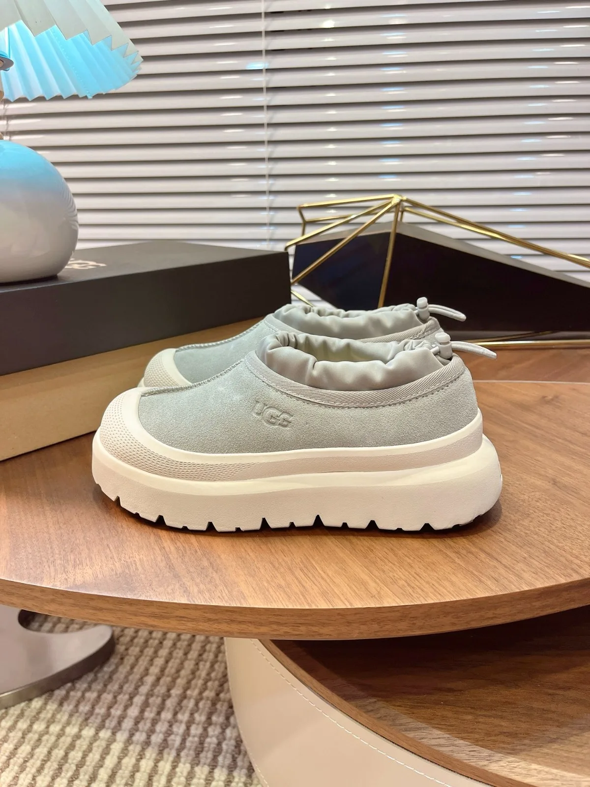 カジュアル 合わせやすい UGG アグ スーパーコピー スエード スリッポン レディース メンズ カジュアル 合わせやすい UGG アグ スーパーコピー スエード スリッポン レディース メンズ